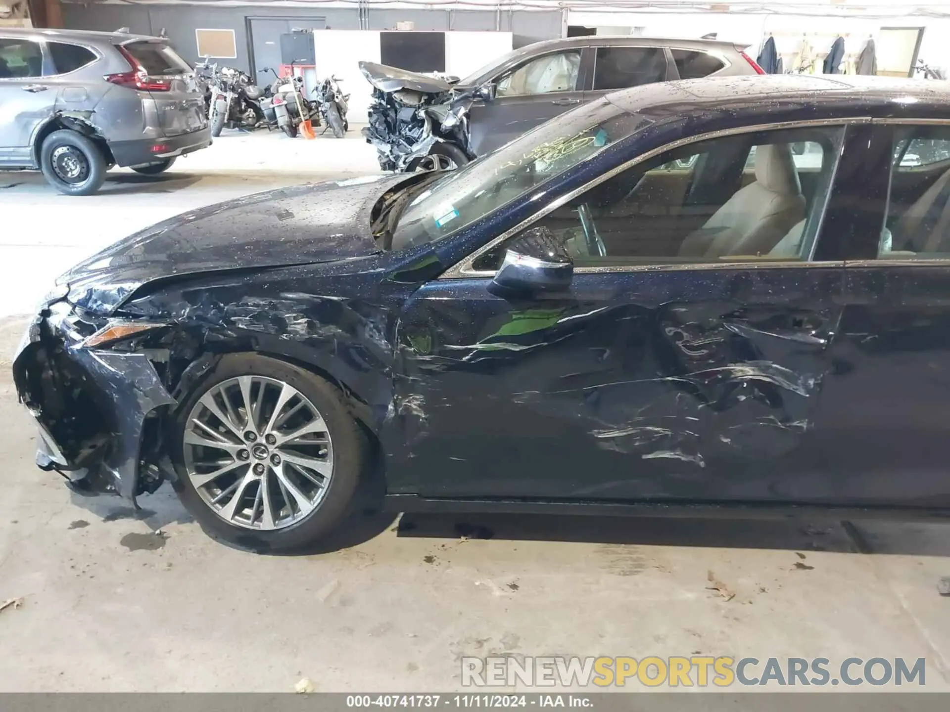 17 Photograph of a damaged car 58ABZ1B18KU051126 LEXUS ES 350 2019