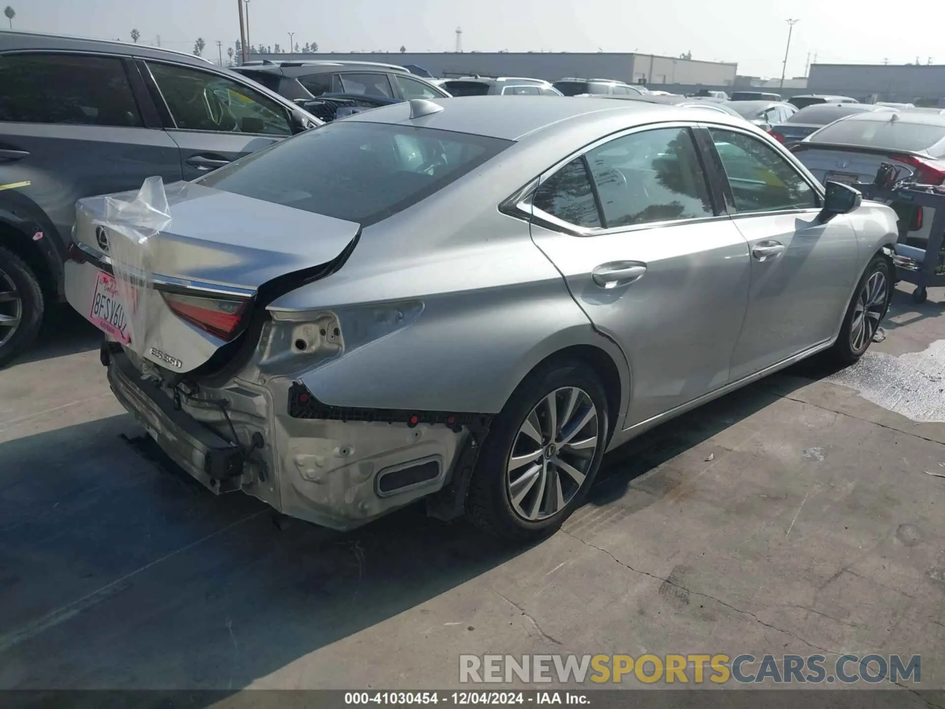 4 Photograph of a damaged car 58ABZ1B19KU003232 LEXUS ES 350 2019