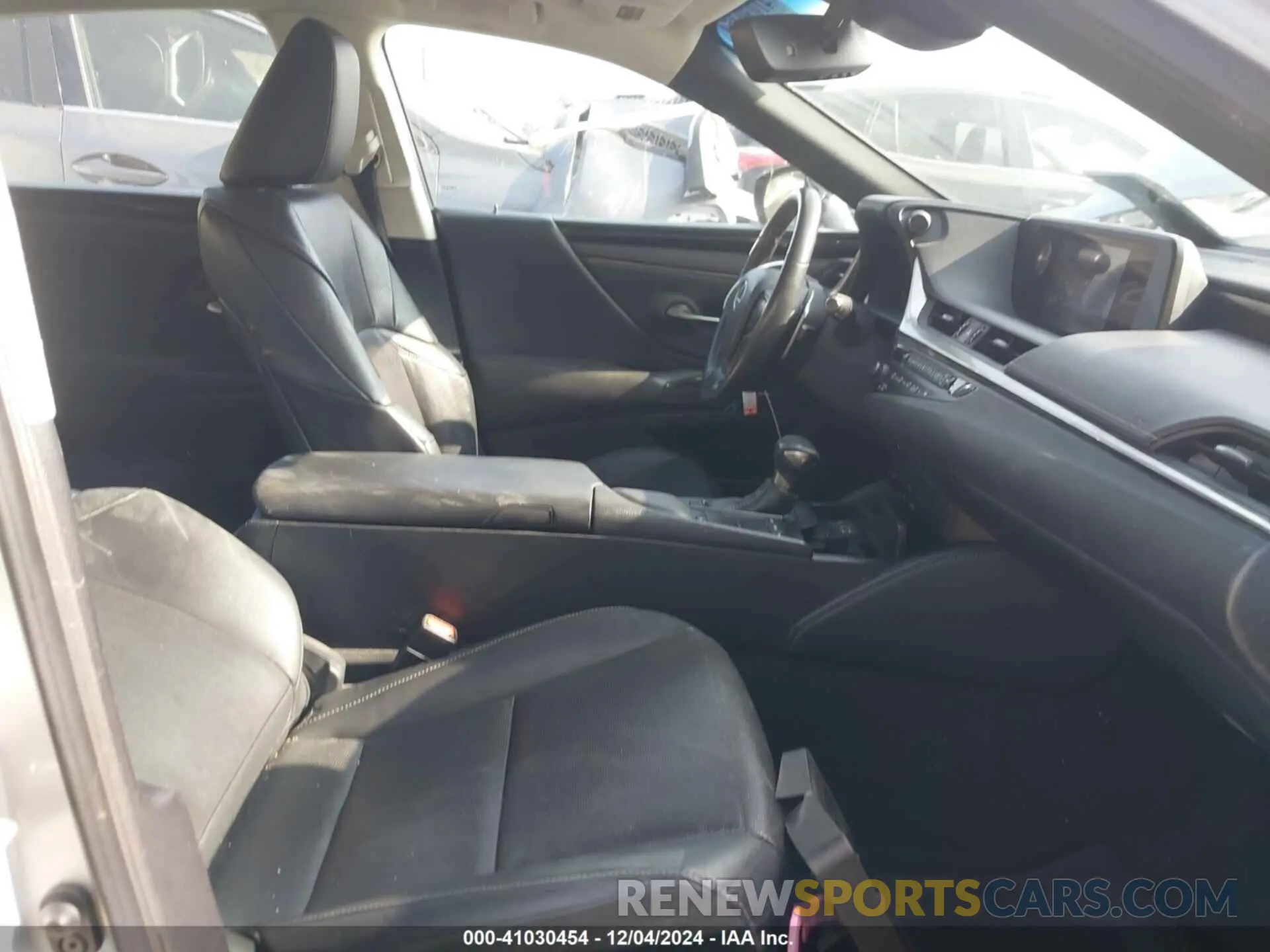 5 Photograph of a damaged car 58ABZ1B19KU003232 LEXUS ES 350 2019