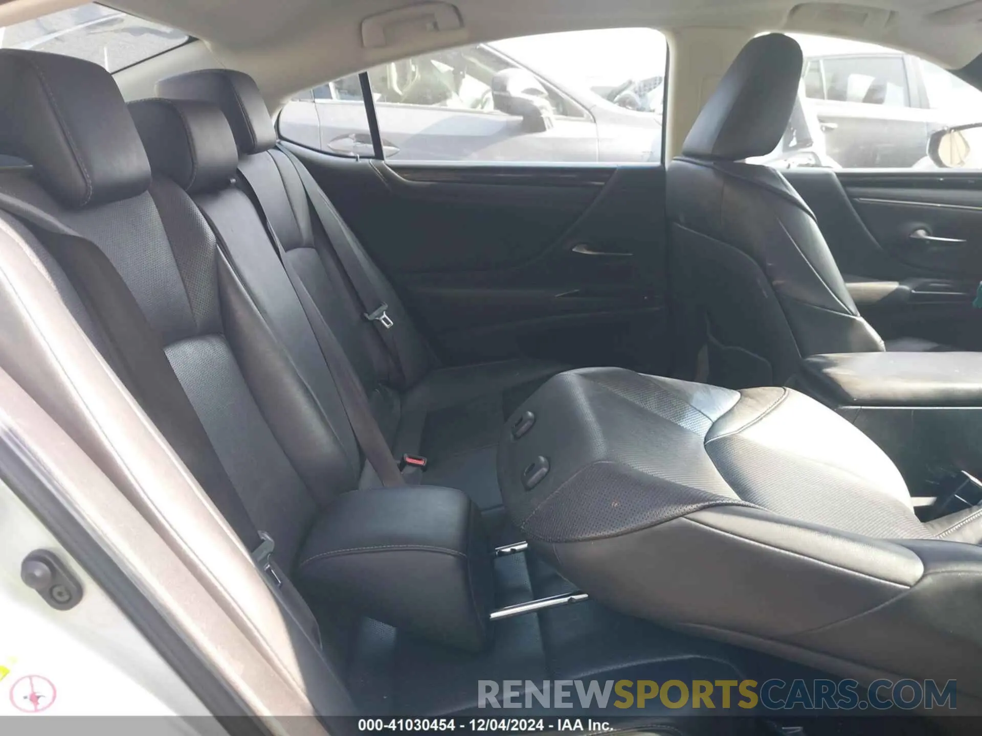 8 Photograph of a damaged car 58ABZ1B19KU003232 LEXUS ES 350 2019