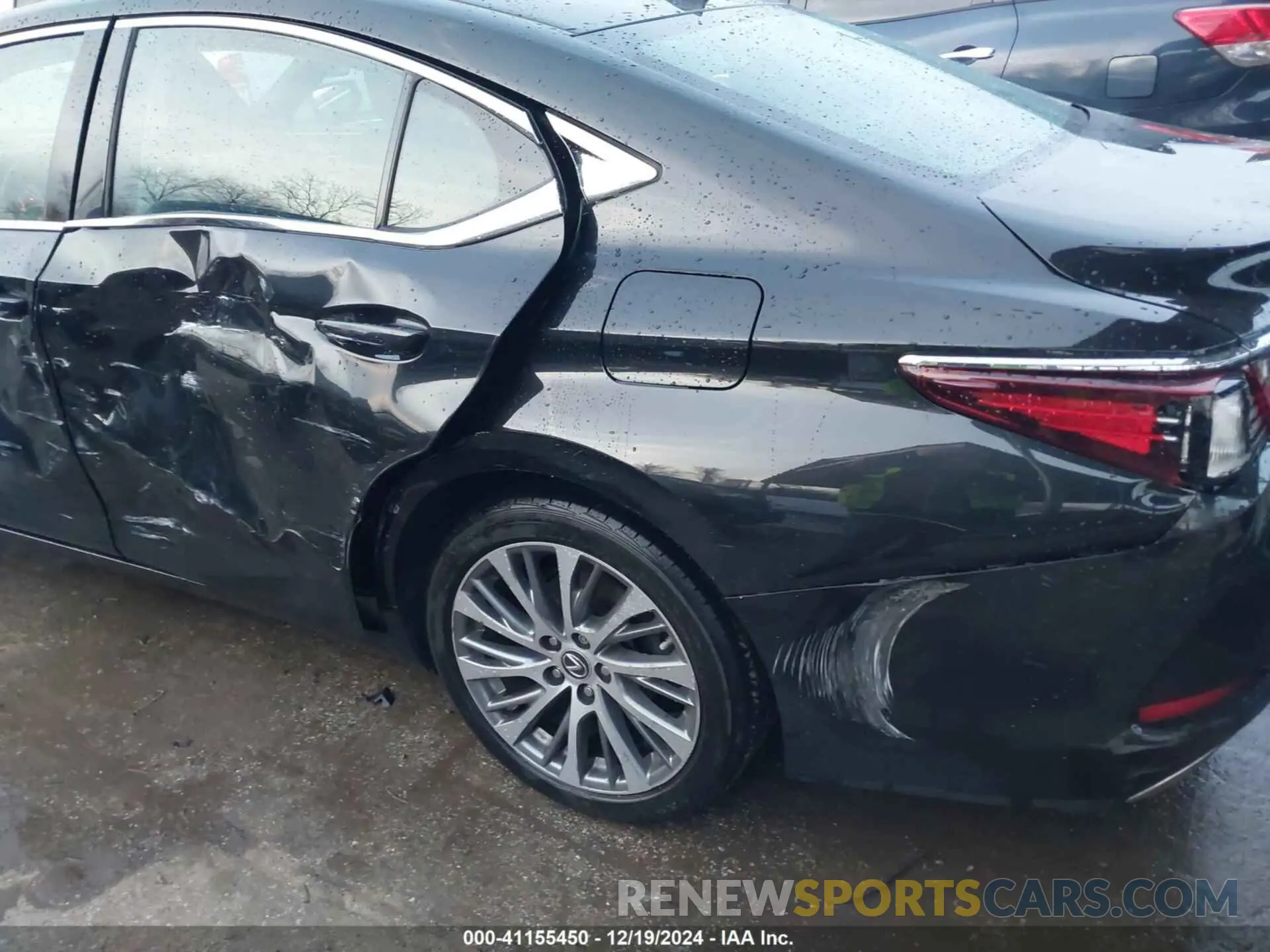 18 Photograph of a damaged car 58ABZ1B19KU013386 LEXUS ES 350 2019