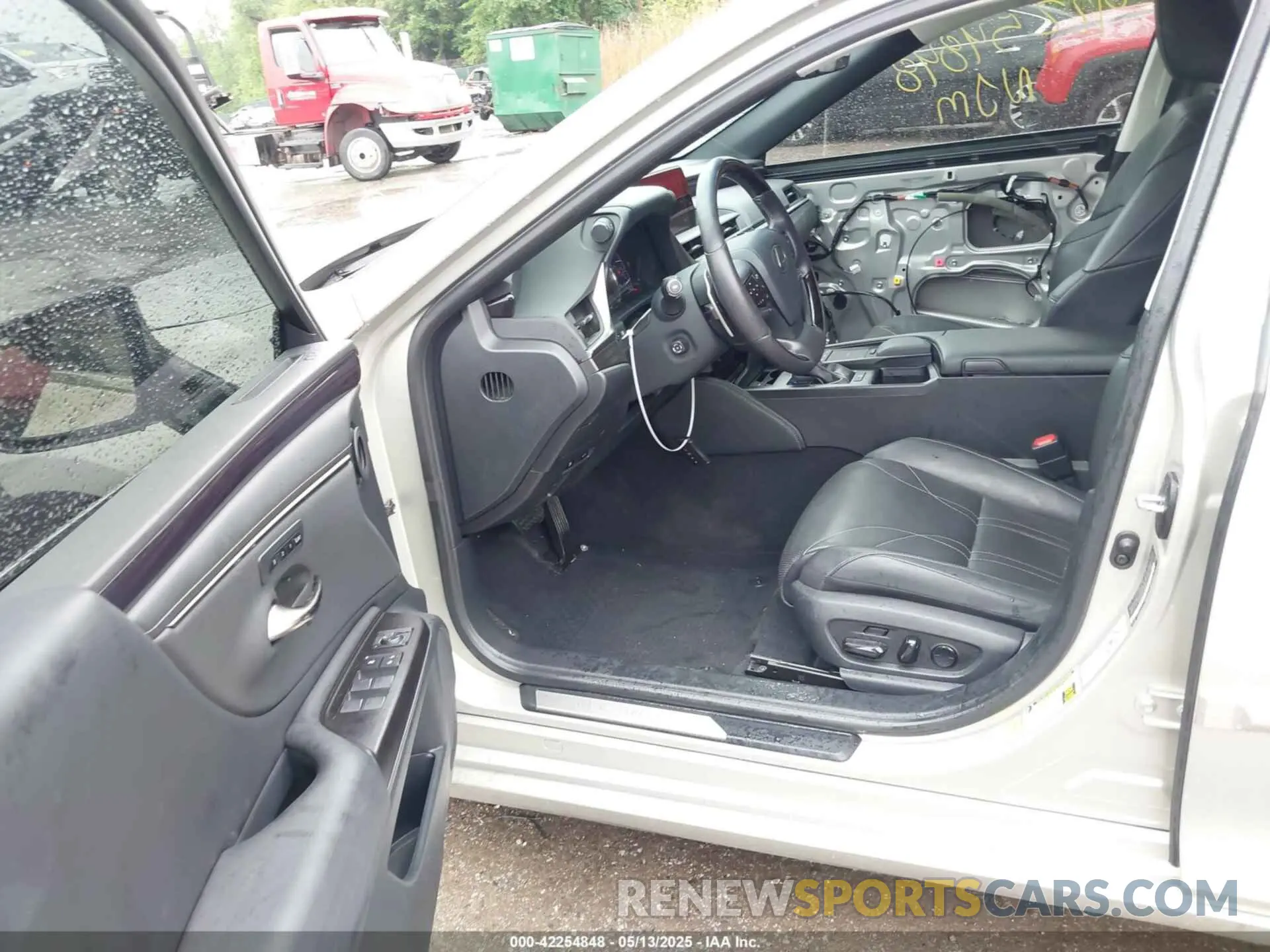 5 Photograph of a damaged car 58ABZ1B1XKU036403 LEXUS ES 350 2019