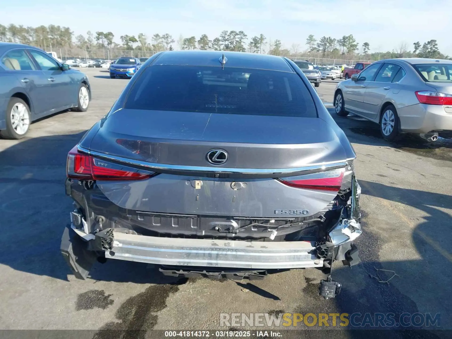 17 Photograph of a damaged car 58ABZ1B1XKU037857 LEXUS ES 350 2019