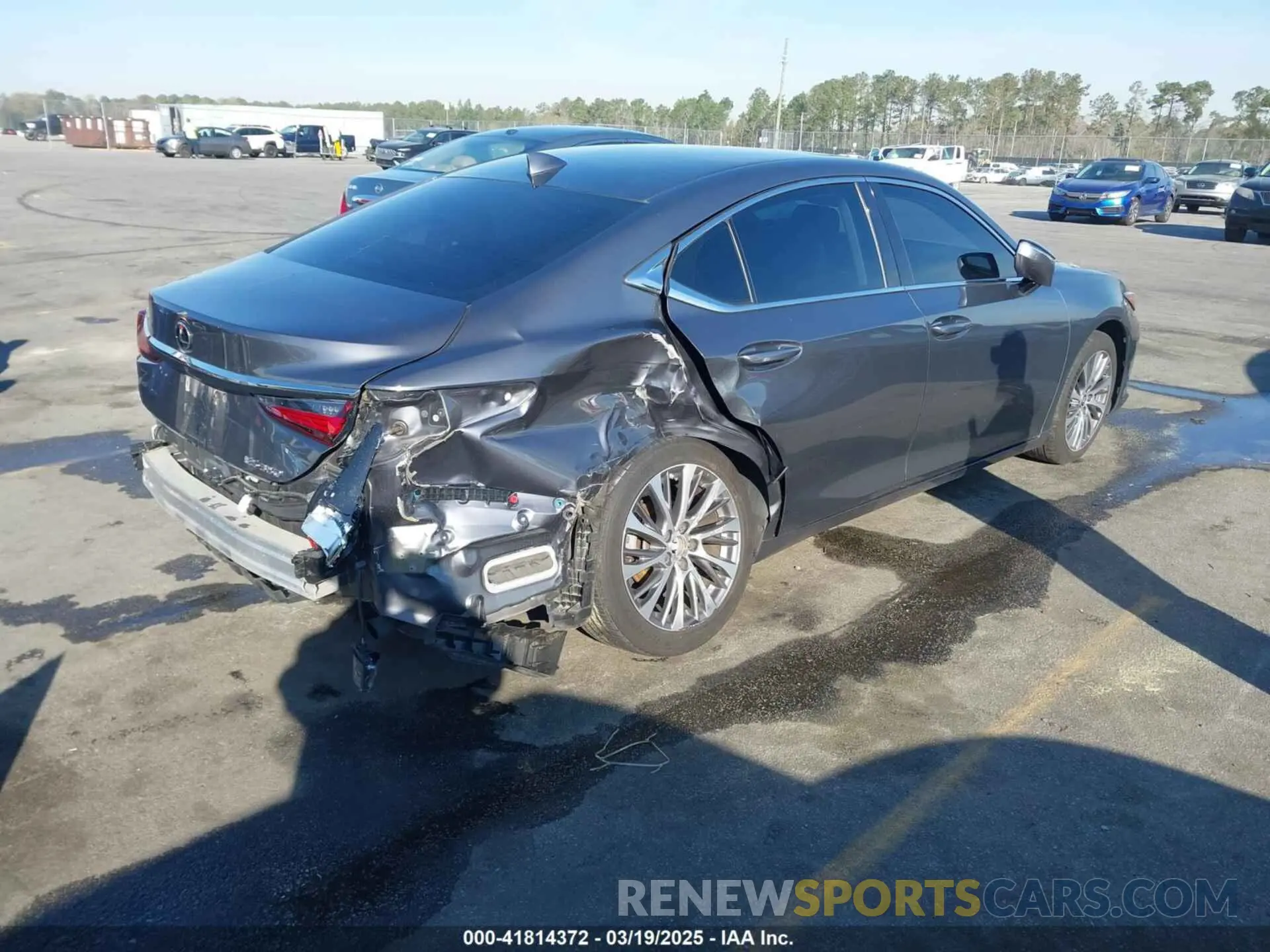 4 Photograph of a damaged car 58ABZ1B1XKU037857 LEXUS ES 350 2019