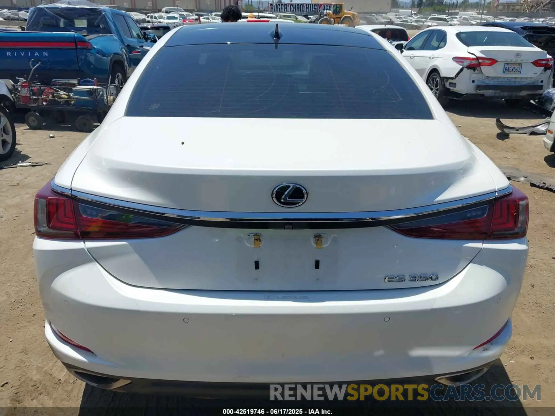 16 Photograph of a damaged car JTHBZ1B11K2004347 LEXUS ES 350 2019