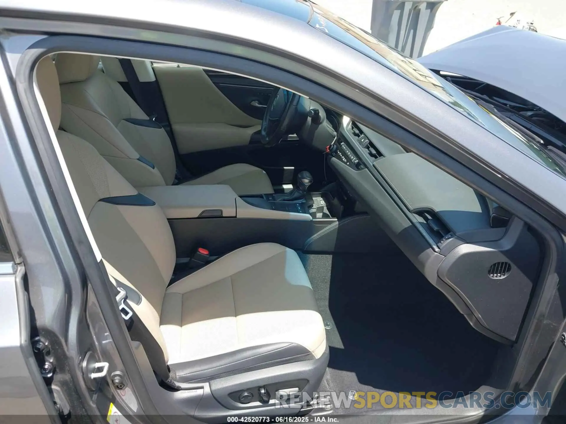 5 Photograph of a damaged car JTHBZ1B14K2004682 LEXUS ES 350 2019