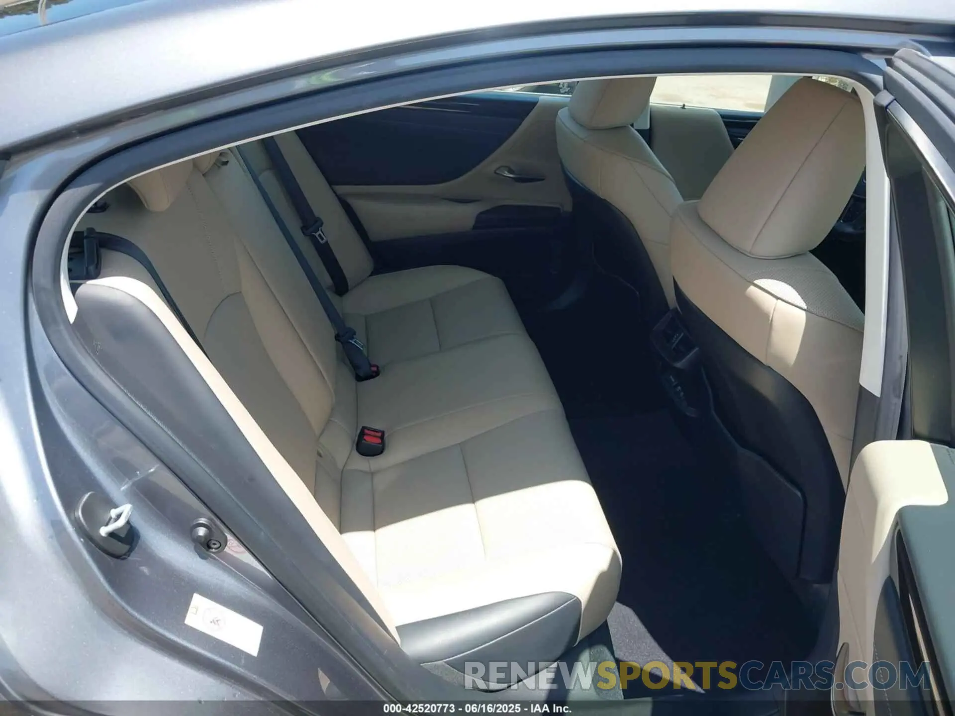 8 Photograph of a damaged car JTHBZ1B14K2004682 LEXUS ES 350 2019