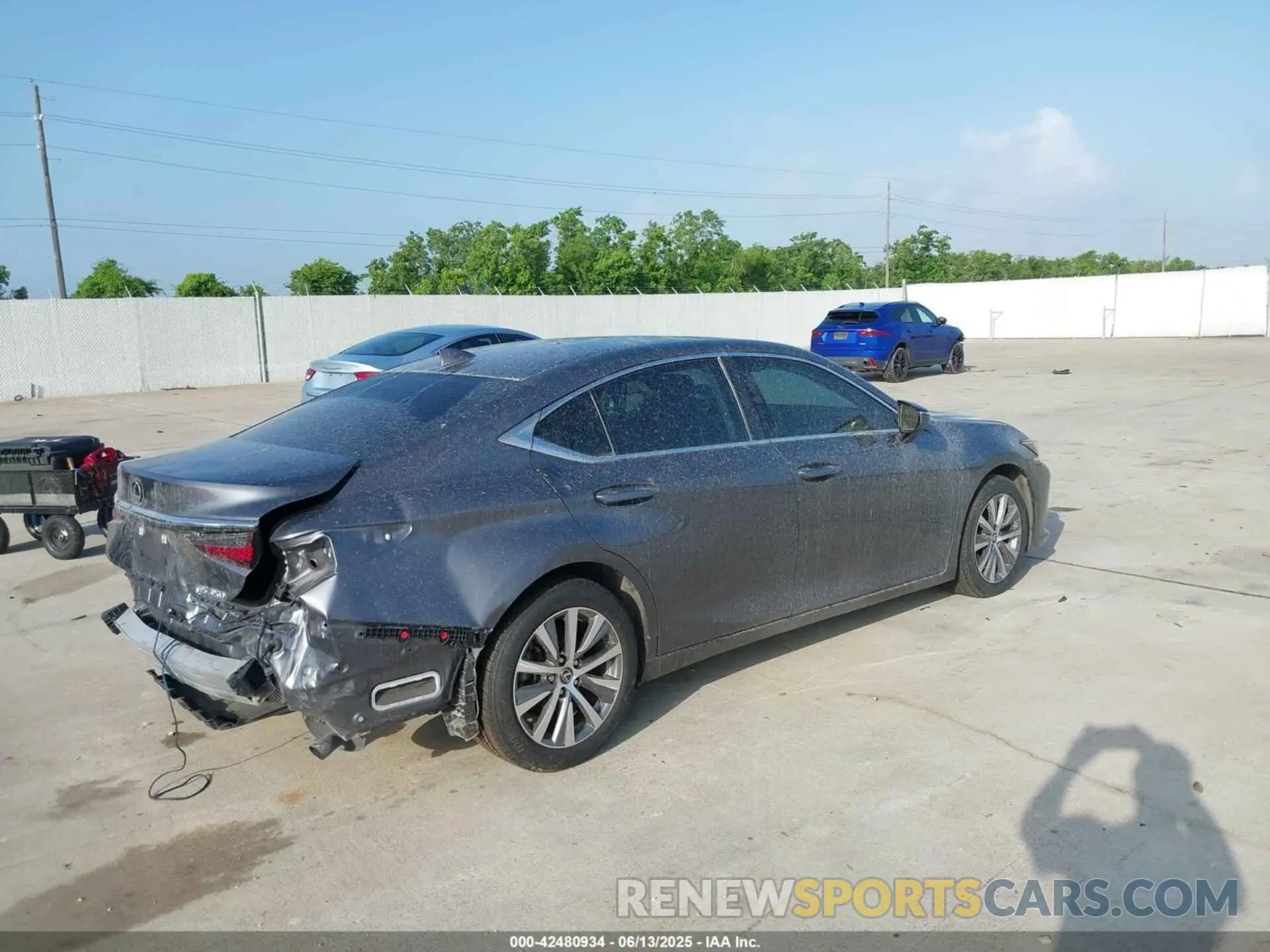 4 Photograph of a damaged car 58ACZ1B13LU079910 LEXUS ES 350 2020