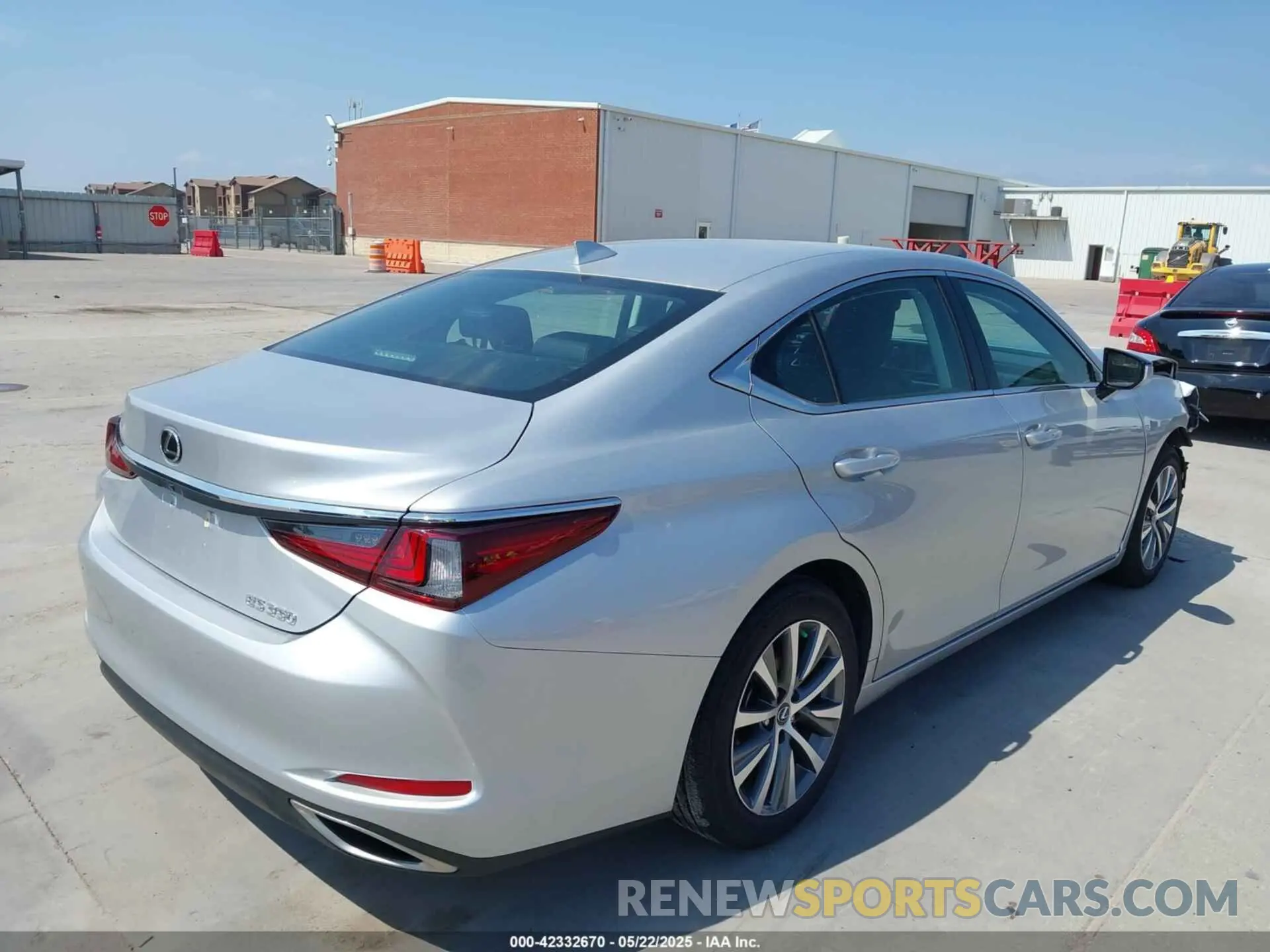 4 Photograph of a damaged car 58ACZ1B1XLU082075 LEXUS ES 350 2020