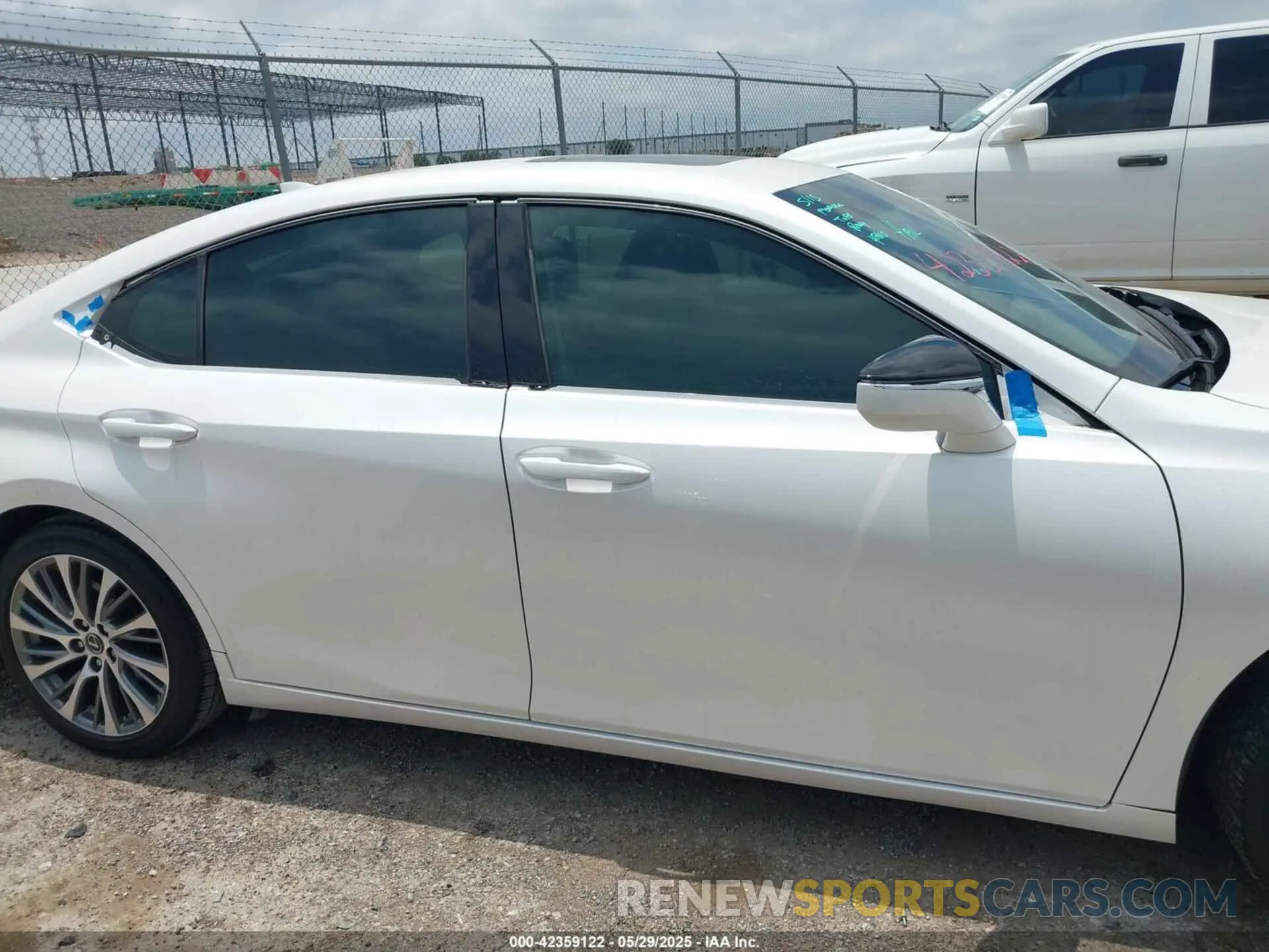 13 Photograph of a damaged car 58ADZ1B11LU063578 LEXUS ES 350 2020