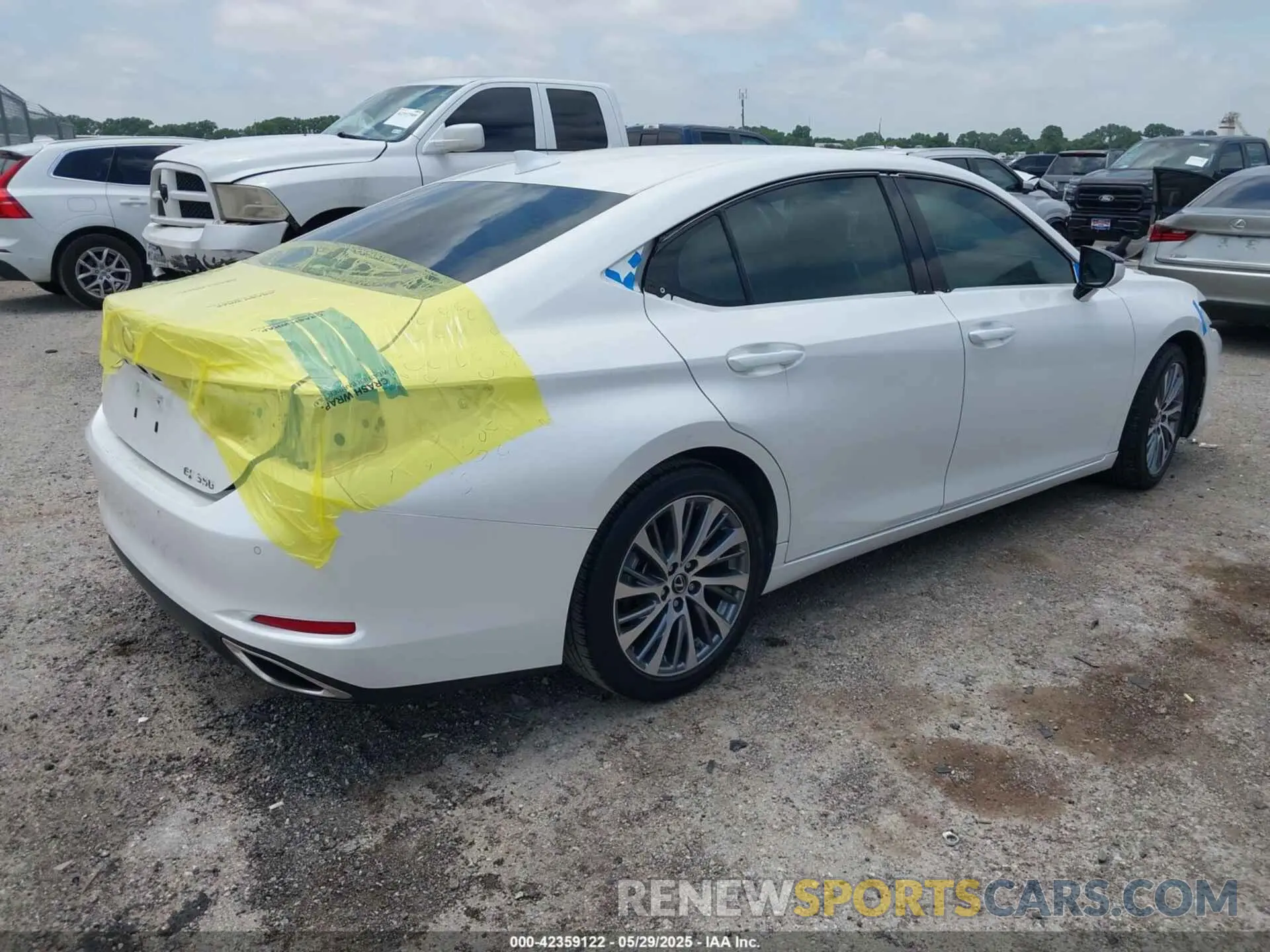 4 Photograph of a damaged car 58ADZ1B11LU063578 LEXUS ES 350 2020