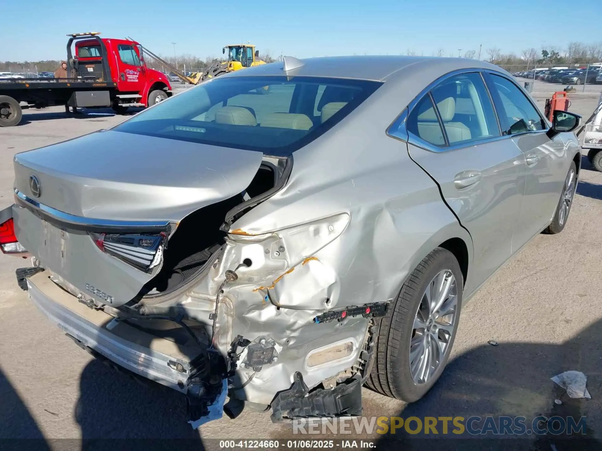 4 Photograph of a damaged car 58ADZ1B11LU069610 LEXUS ES 350 2020