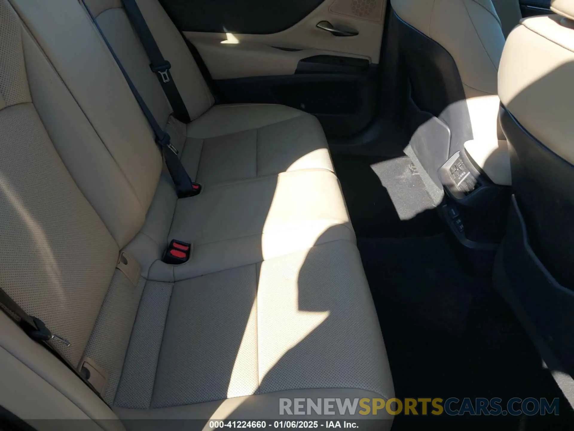 8 Photograph of a damaged car 58ADZ1B11LU069610 LEXUS ES 350 2020