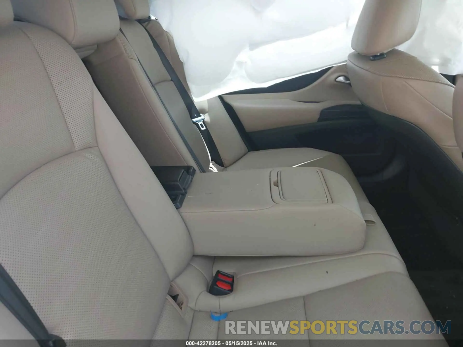 8 Photograph of a damaged car 58ADZ1B17LU074973 LEXUS ES 350 2020