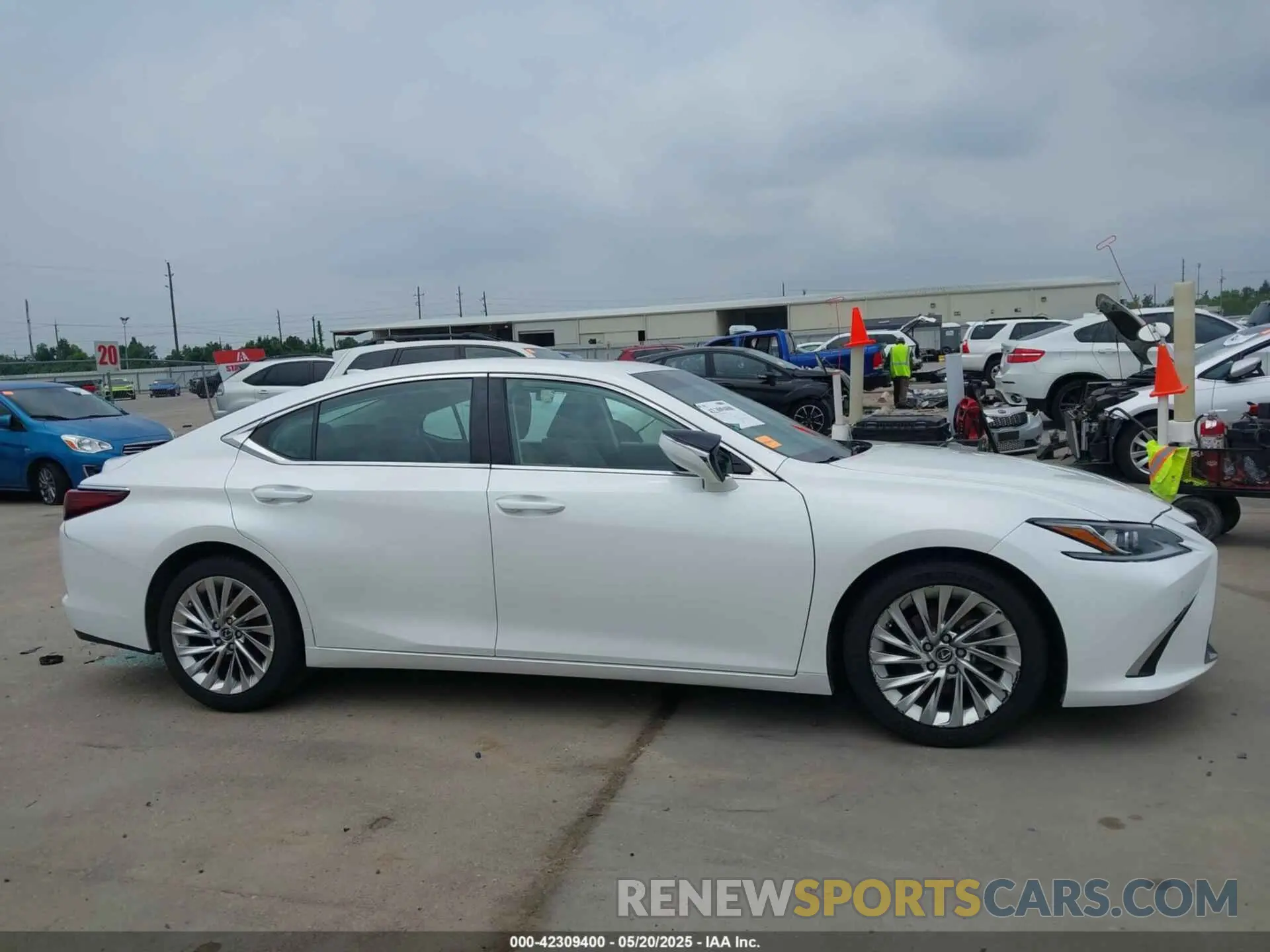 14 Photograph of a damaged car 58AEZ1B14LU056693 LEXUS ES 350 2020