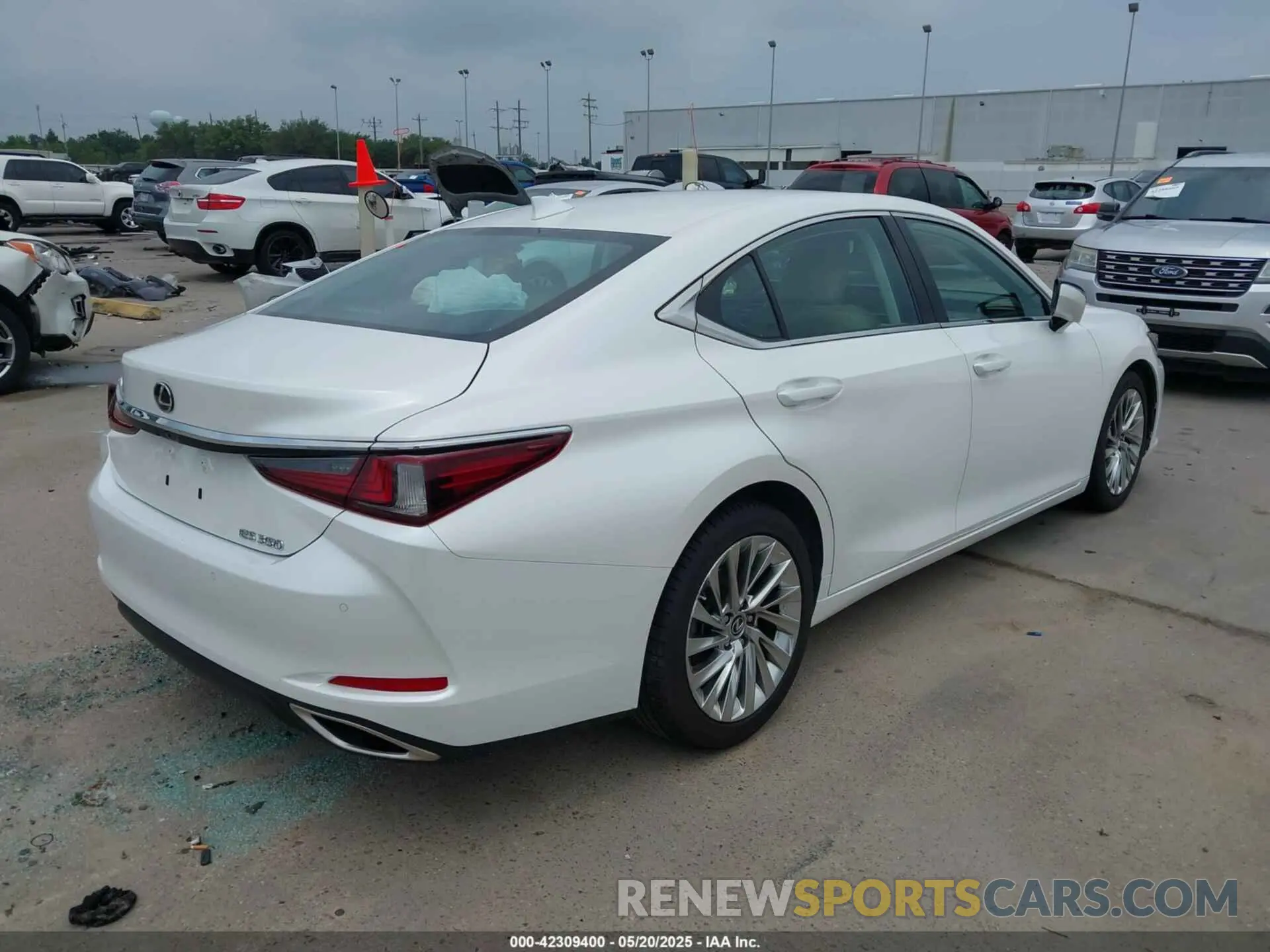 4 Photograph of a damaged car 58AEZ1B14LU056693 LEXUS ES 350 2020