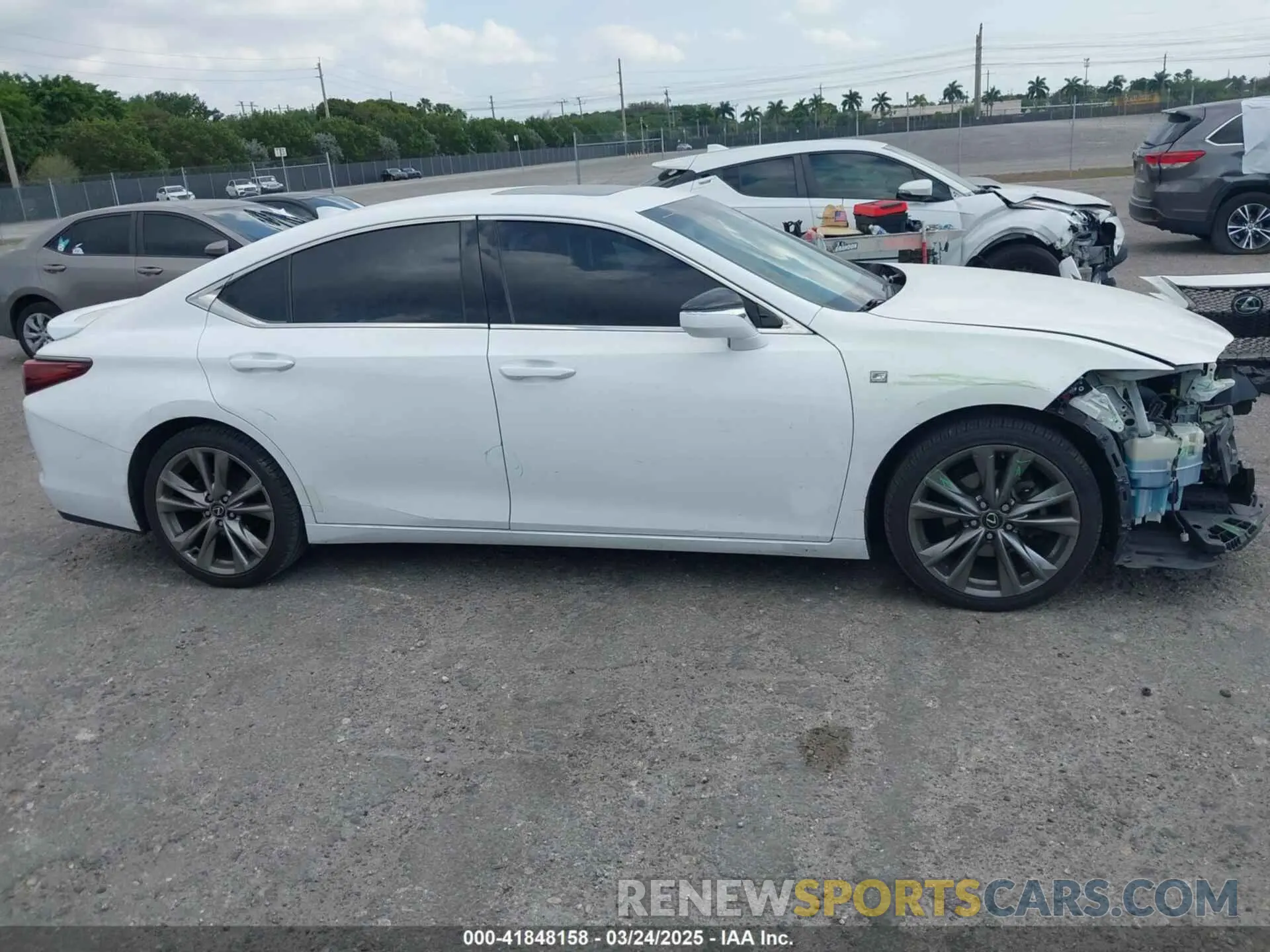 14 Photograph of a damaged car 58AGZ1B10LU061396 LEXUS ES 350 2020