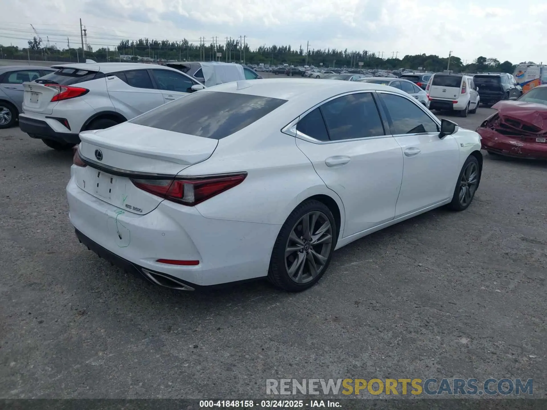 4 Photograph of a damaged car 58AGZ1B10LU061396 LEXUS ES 350 2020