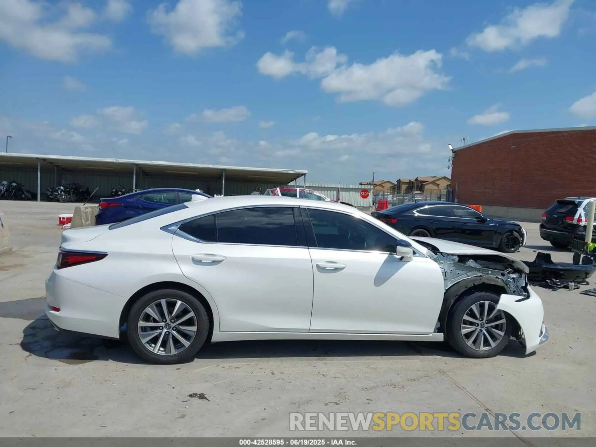 14 Photograph of a damaged car 58ADZ1B11MU084108 LEXUS ES 350 2021