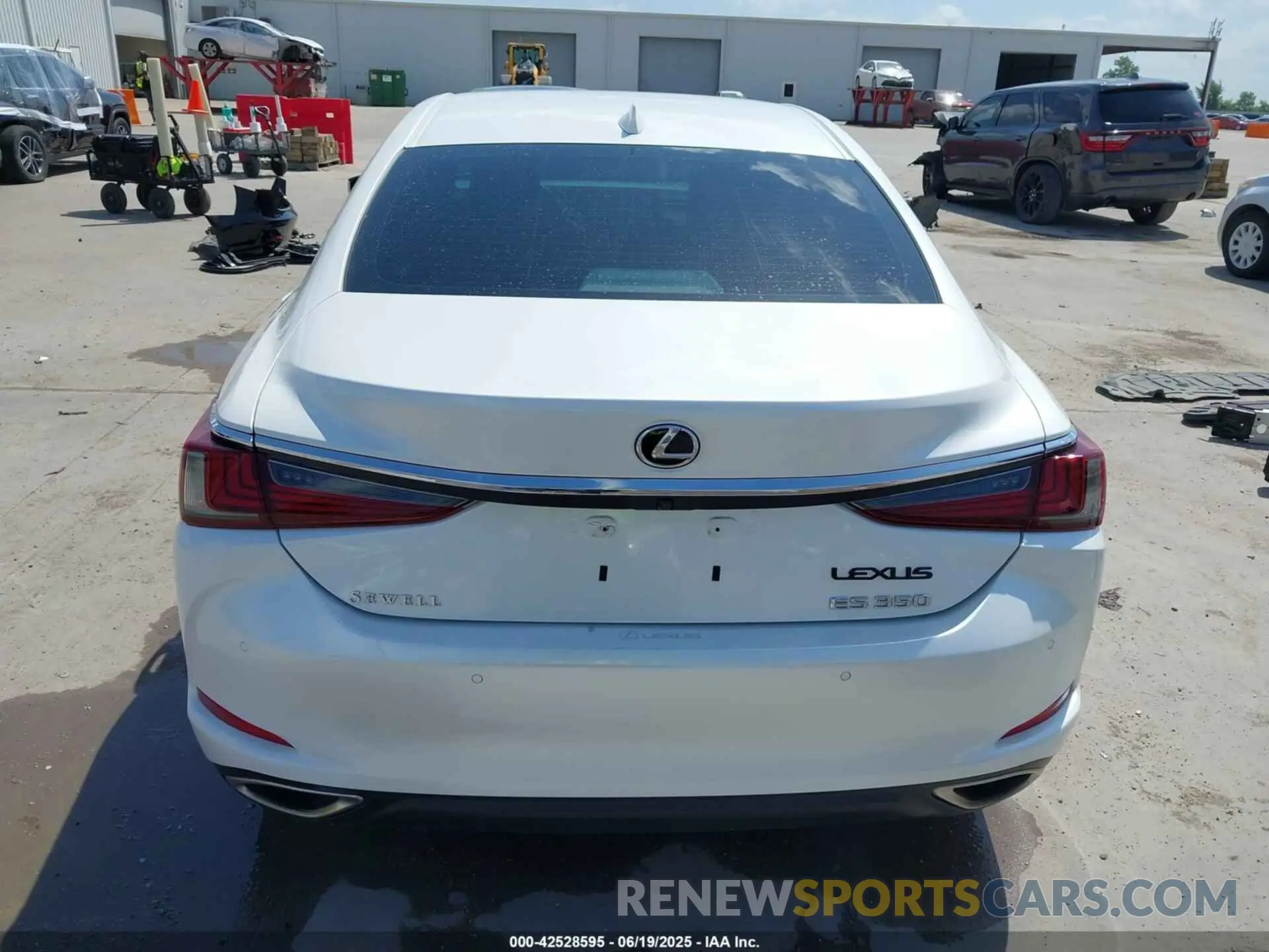 17 Photograph of a damaged car 58ADZ1B11MU084108 LEXUS ES 350 2021
