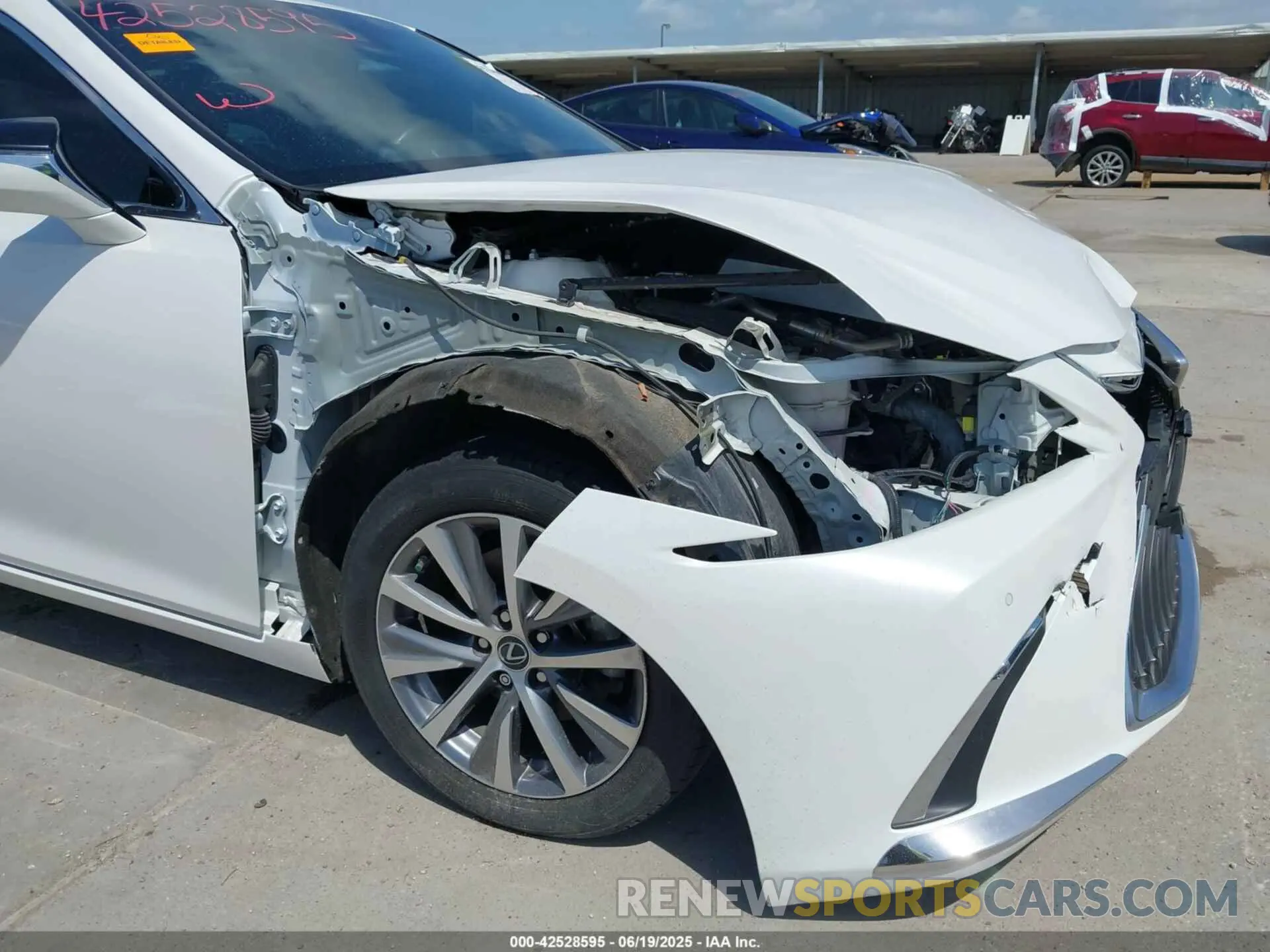 19 Photograph of a damaged car 58ADZ1B11MU084108 LEXUS ES 350 2021