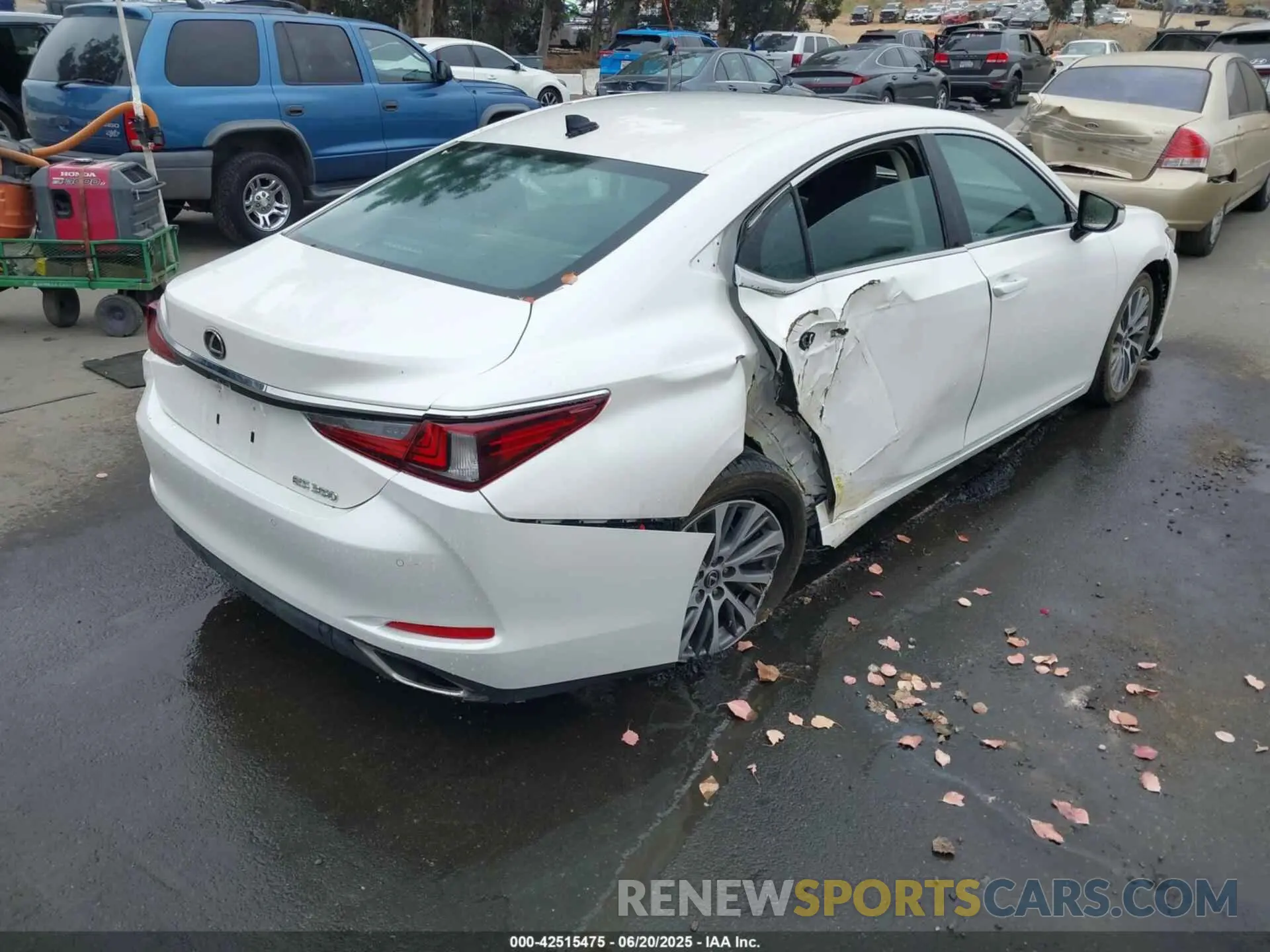 4 Photograph of a damaged car 58ADZ1B14MU086192 LEXUS ES 350 2021