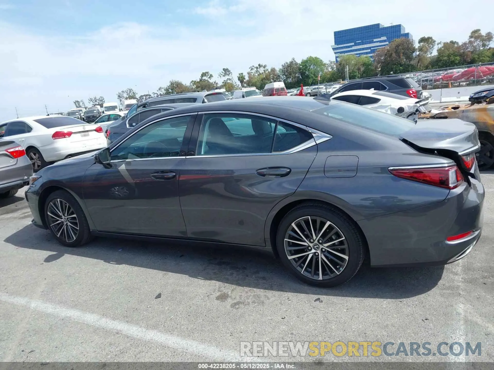 14 Photograph of a damaged car 58ADZ1B1XNU121500 LEXUS ES 350 2022