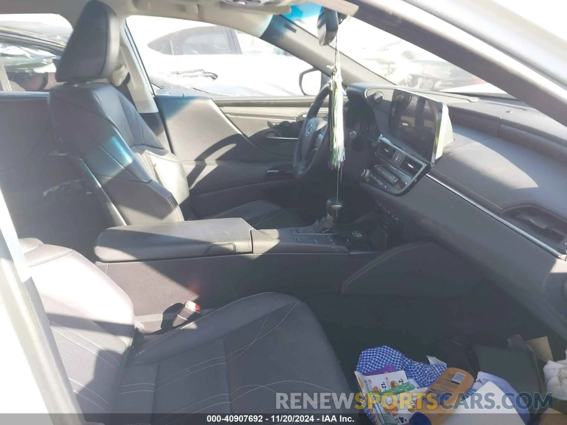 5 Photograph of a damaged car 58AEZ1B17NU132071 LEXUS ES 350 2022