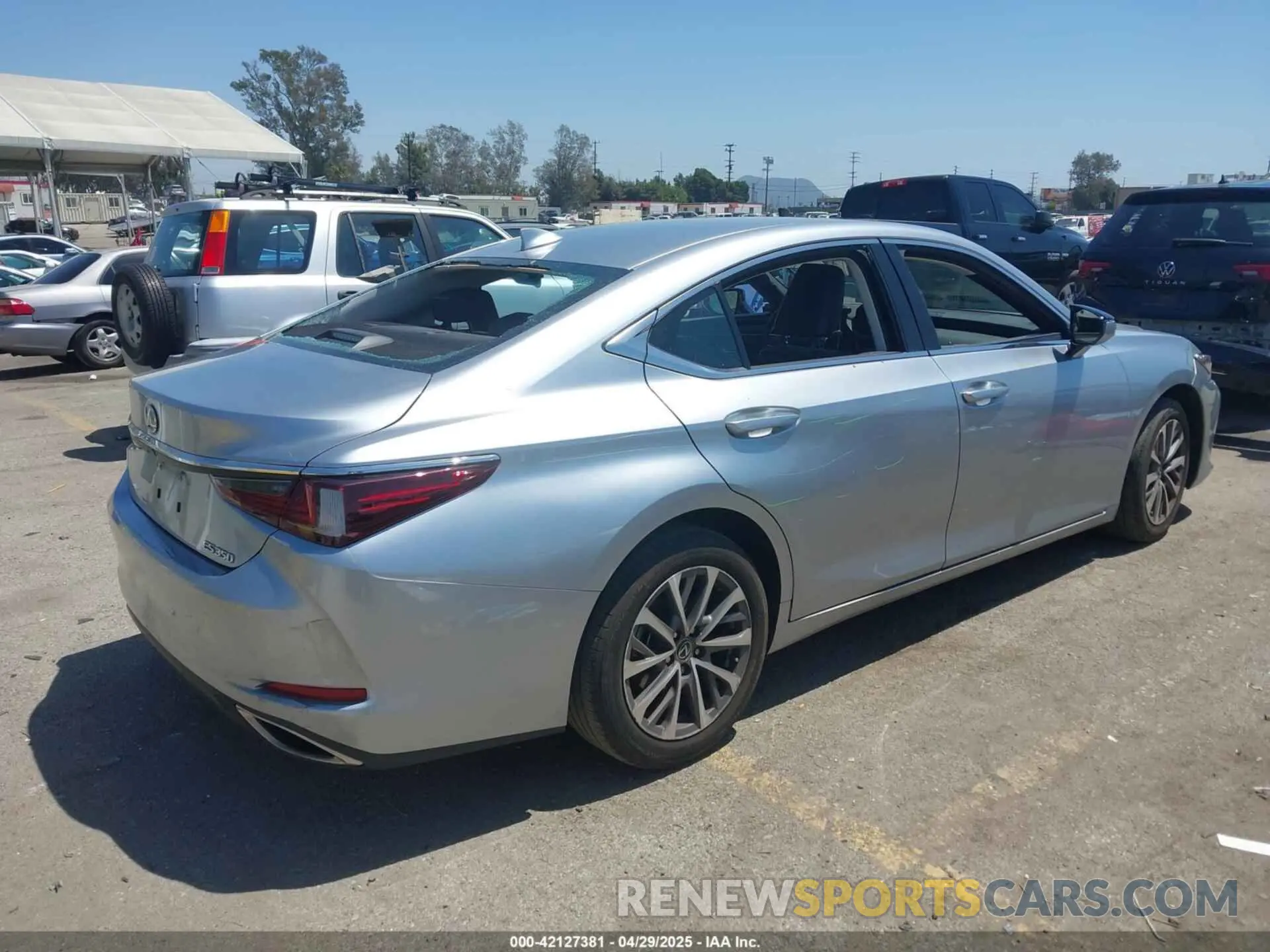 4 Photograph of a damaged car 58ACZ1B15PU145072 LEXUS ES 350 2023
