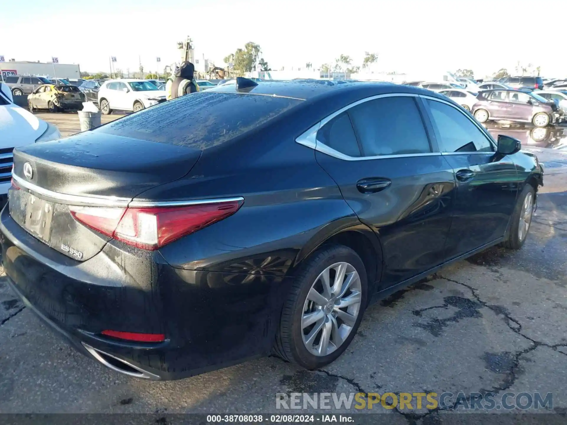 4 Photograph of a damaged car 58ADZ1B10PU148434 LEXUS ES 350 2023