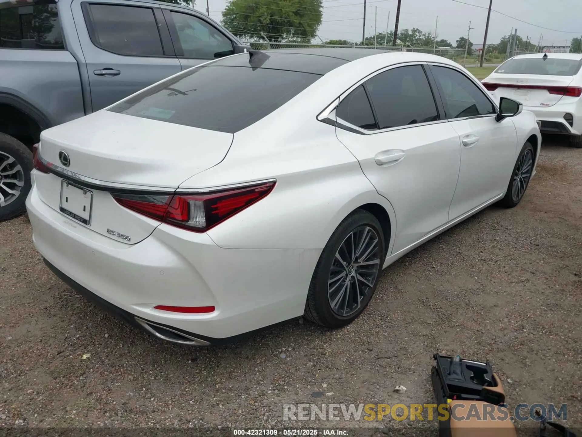4 Photograph of a damaged car 58ADZ1B12PU150508 LEXUS ES 350 2023