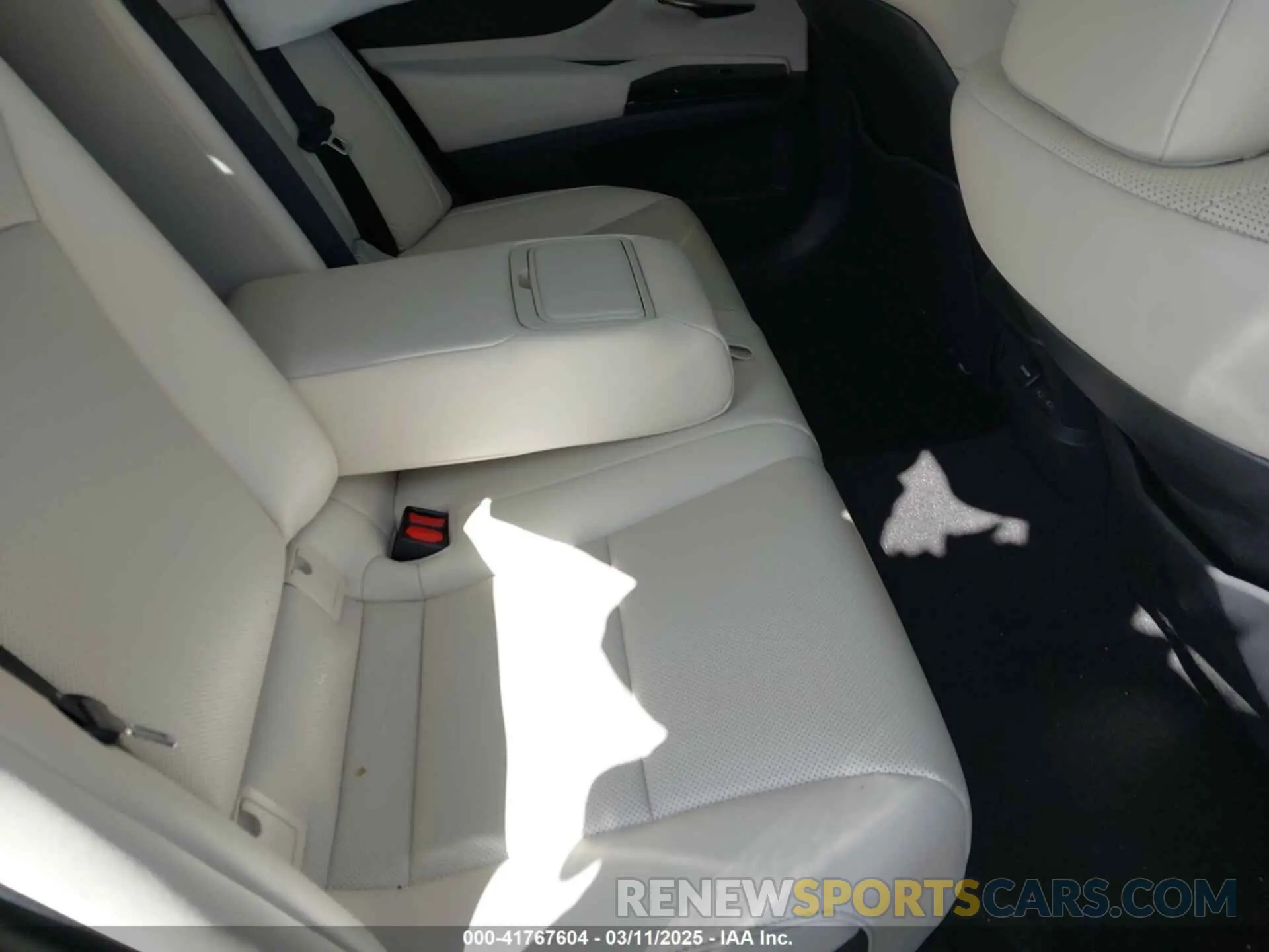 8 Photograph of a damaged car 58ADZ1B11RU182353 LEXUS ES 350 2024