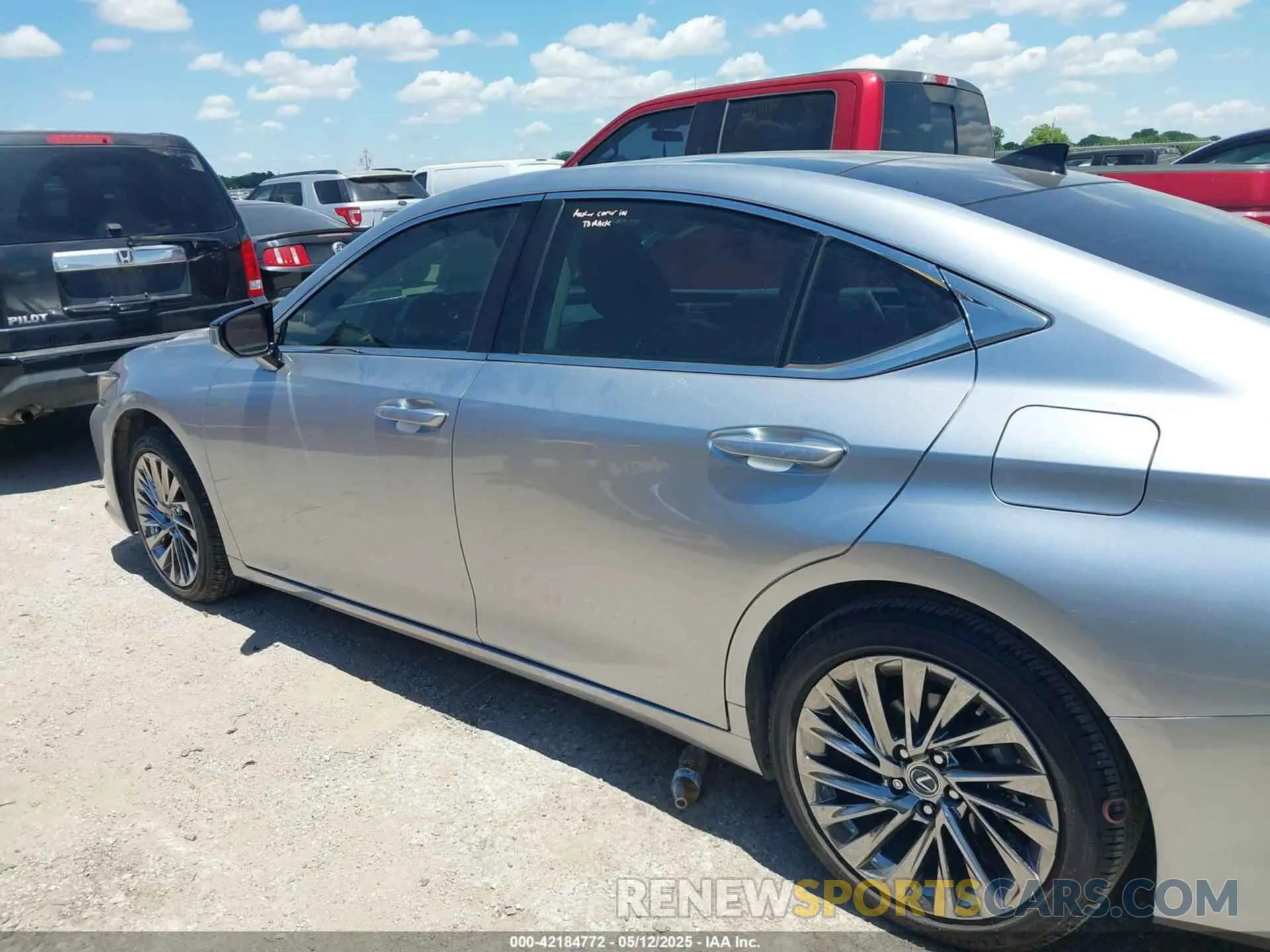 14 Photograph of a damaged car 58AEZ1B10RU181862 LEXUS ES 350 2024