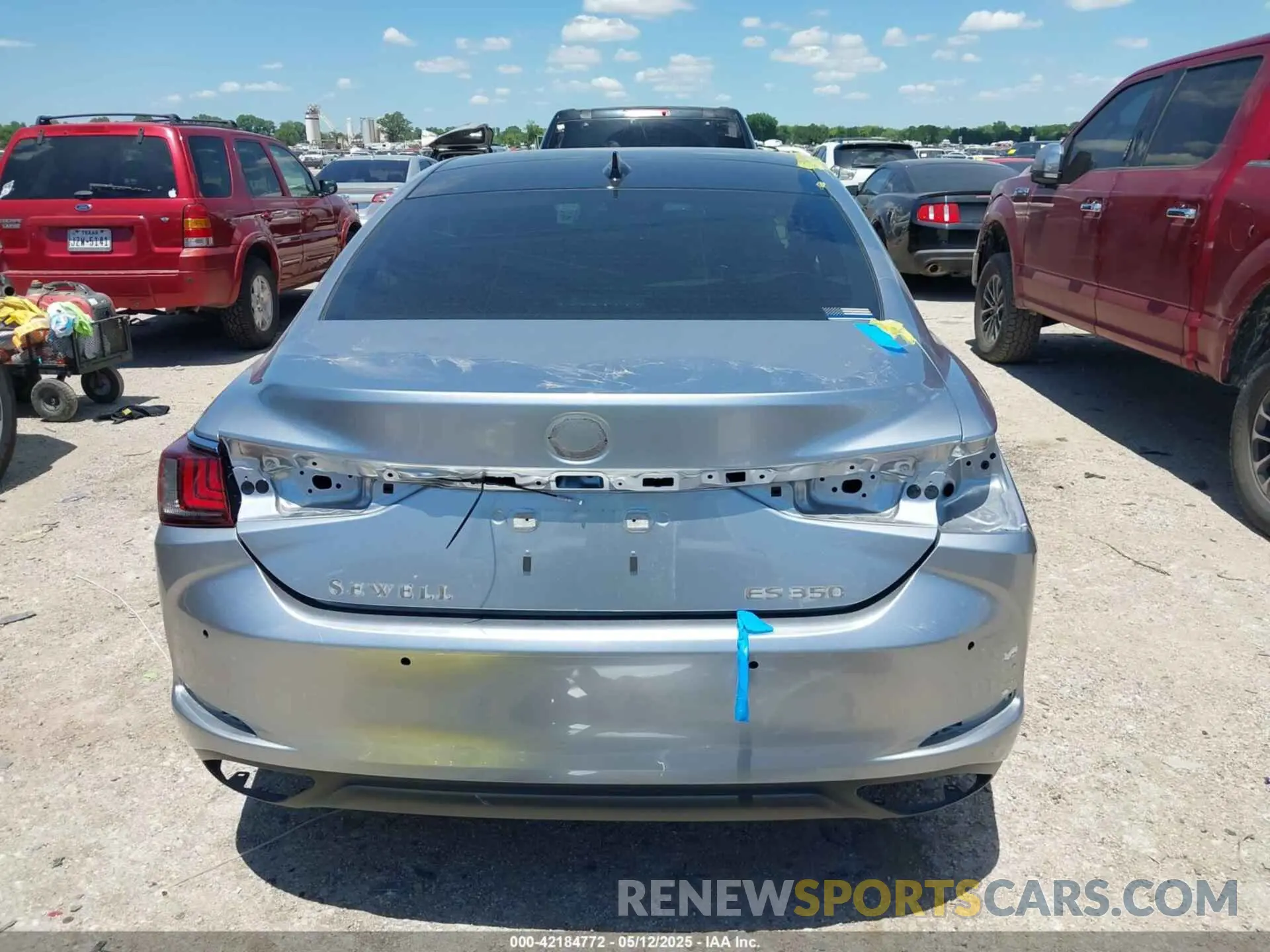 16 Photograph of a damaged car 58AEZ1B10RU181862 LEXUS ES 350 2024