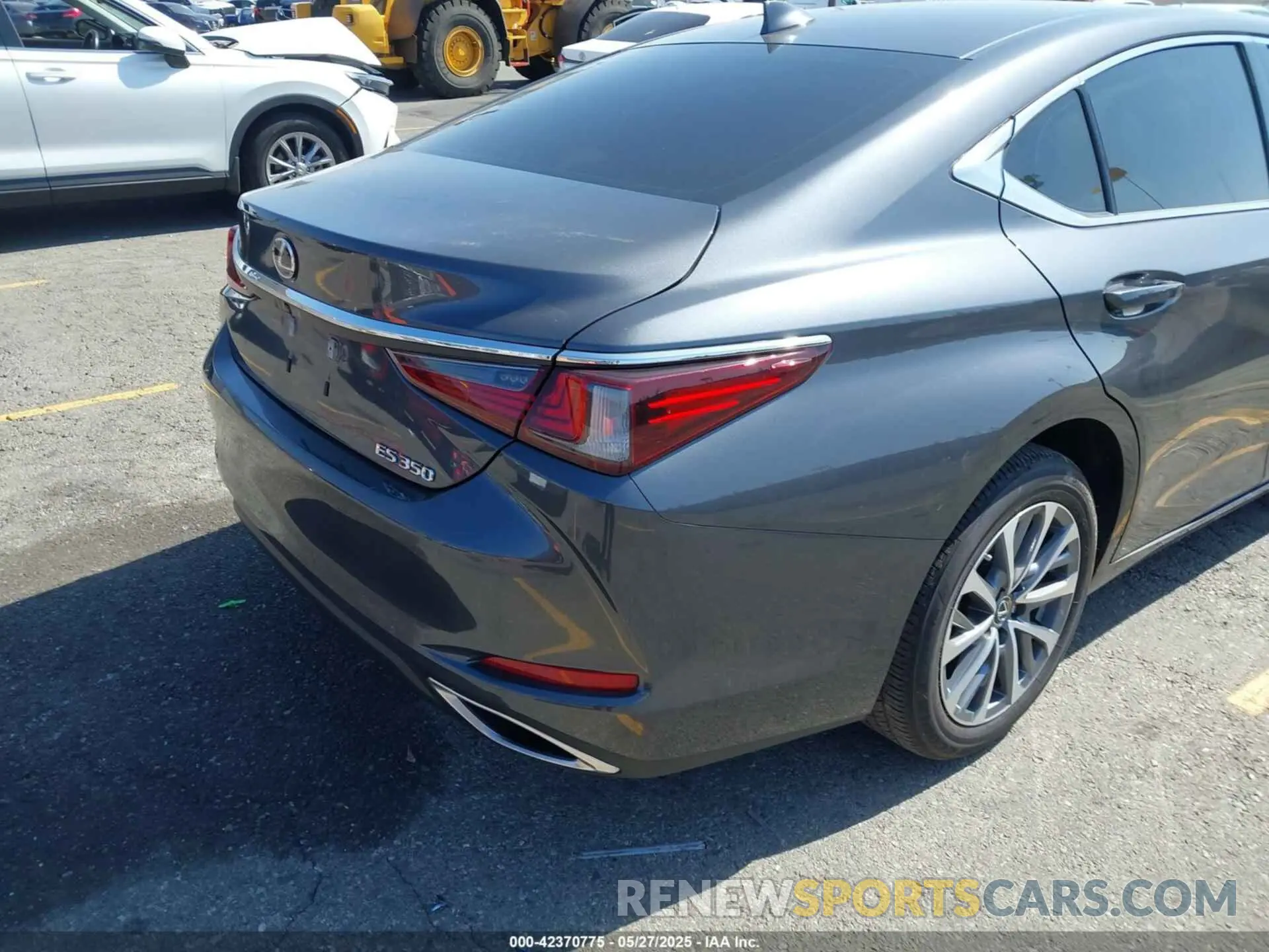 4 Photograph of a damaged car 58ACZ1B10SU191871 LEXUS ES 350 2025
