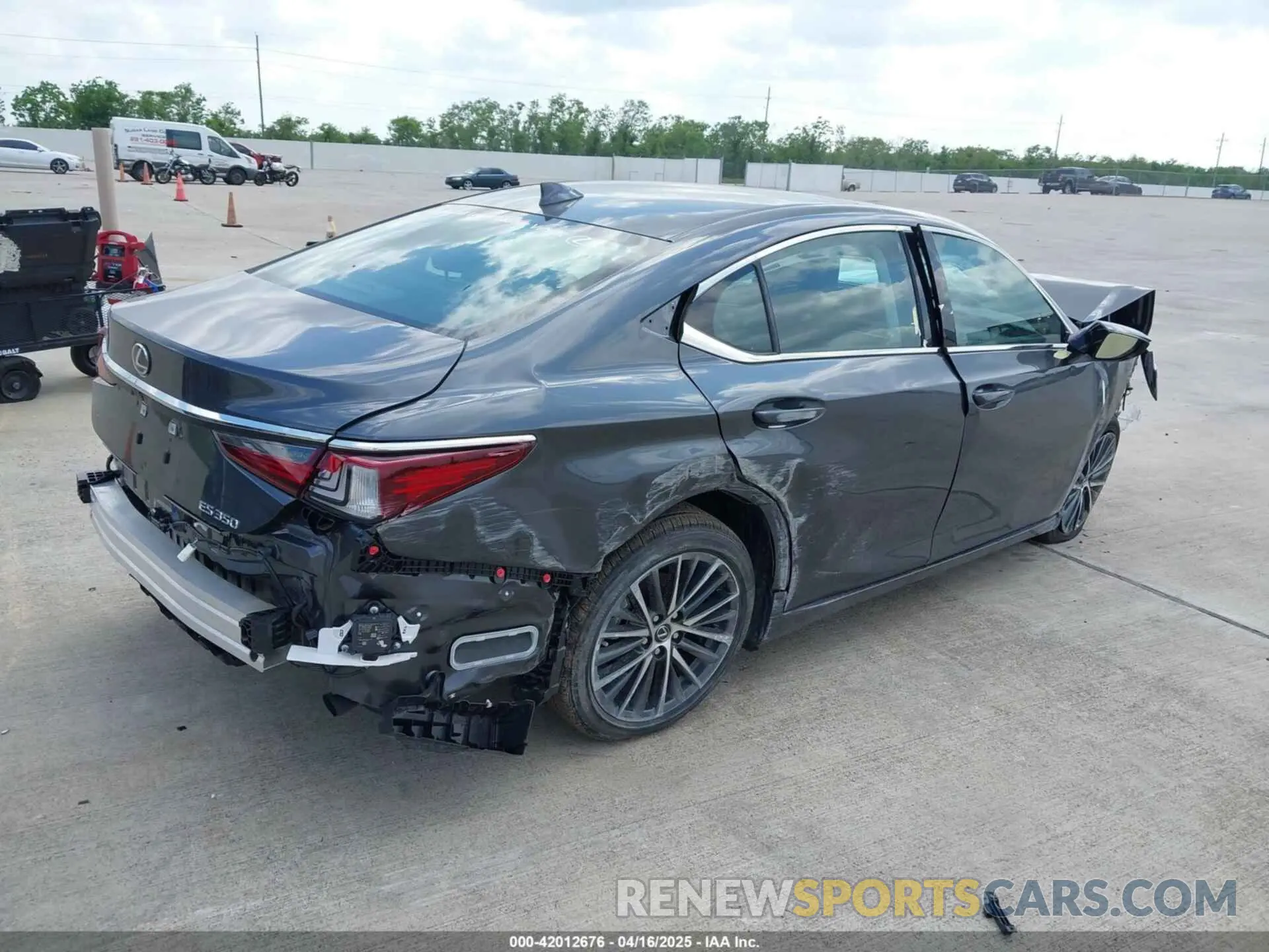 4 Photograph of a damaged car 58ADZ1B11SU196100 LEXUS ES 350 2025