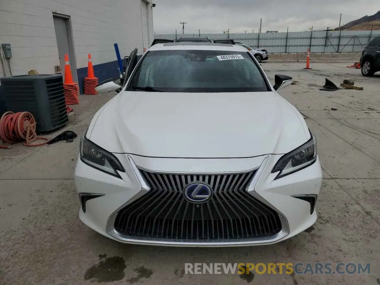 5 Photograph of a damaged car 58AB21B12KU004016 LEXUS ES300 2019
