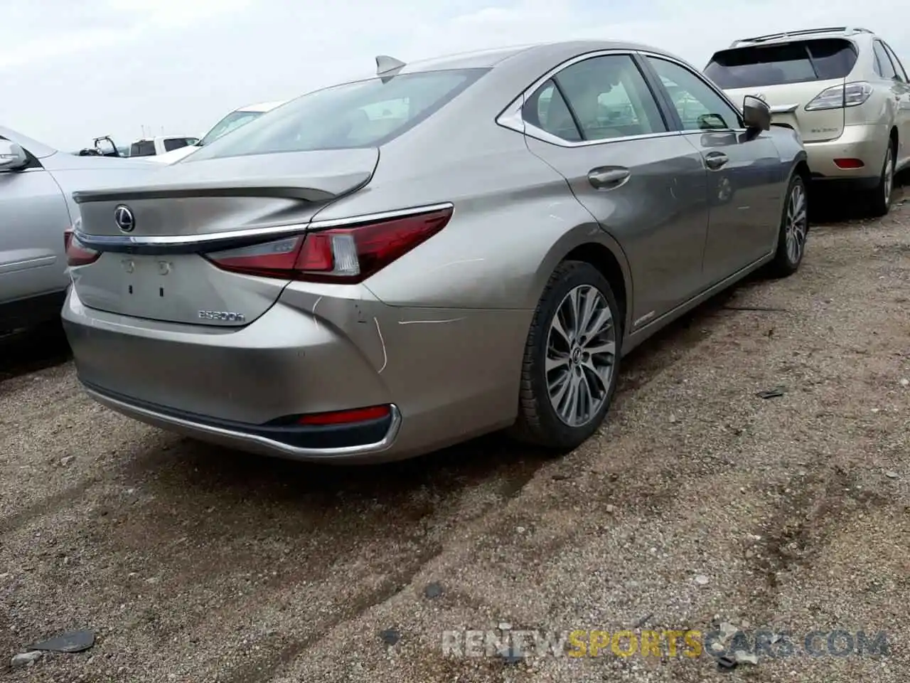 4 Photograph of a damaged car 58AB21B17KU003024 LEXUS ES300 2019