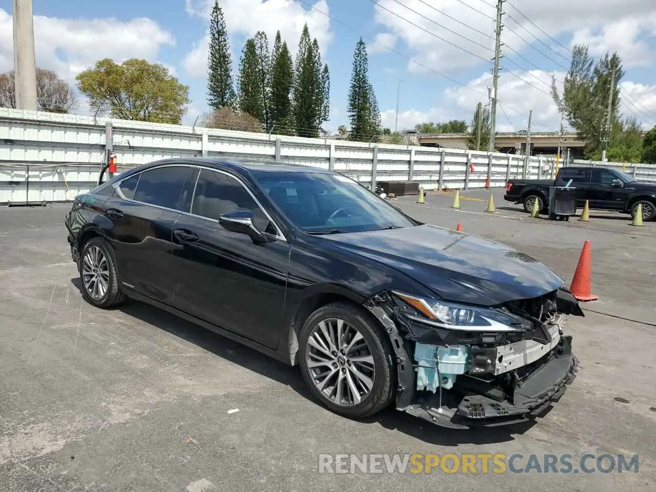 4 Photograph of a damaged car 58AD21B11LU004549 LEXUS ES300 2020