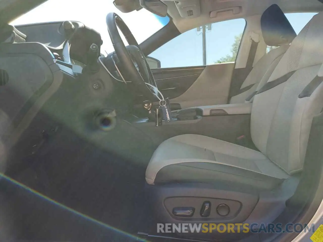 7 Photograph of a damaged car 58AD21B11LU004874 LEXUS ES300 2020