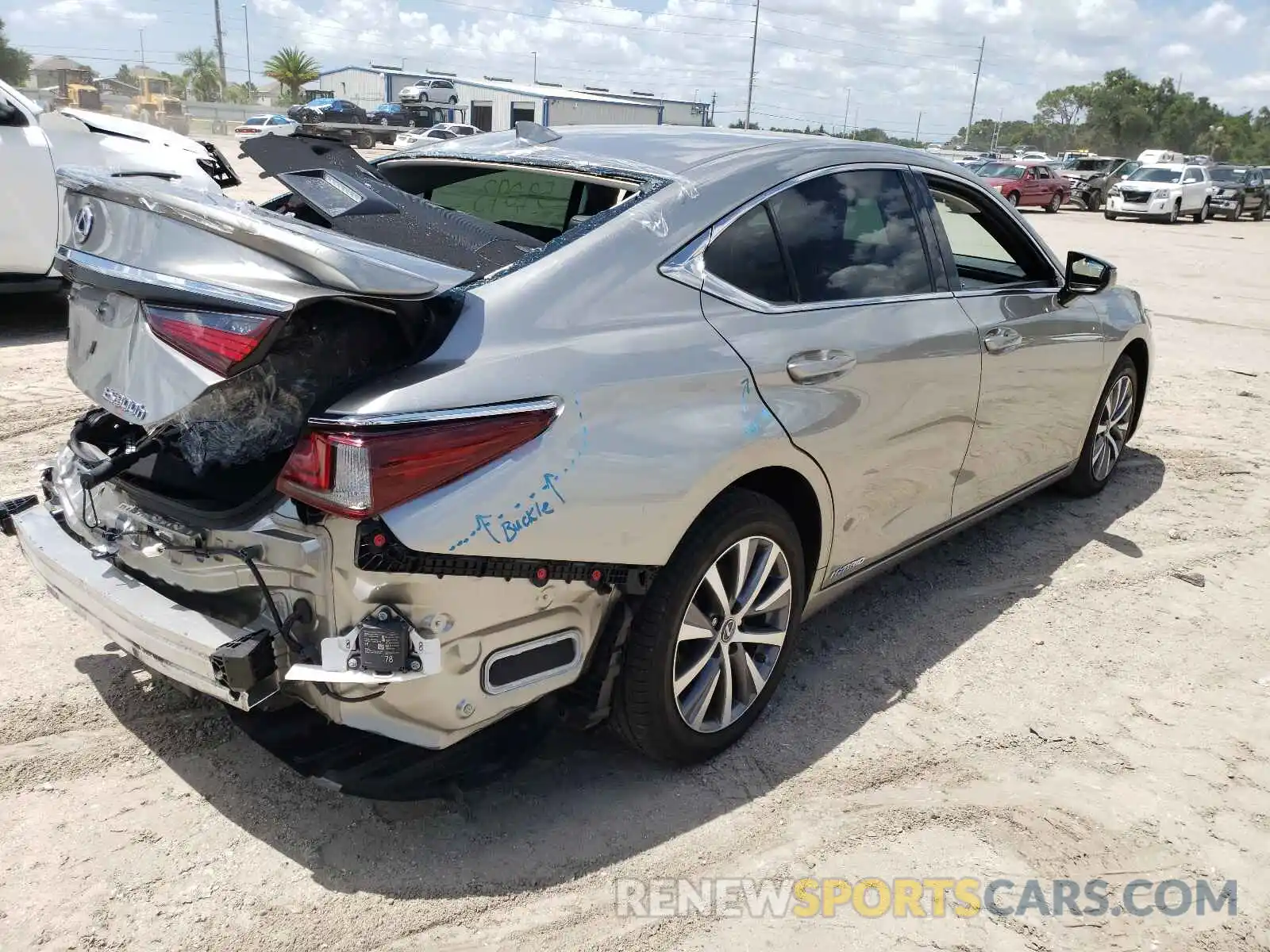 4 Photograph of a damaged car 58AD21B13LU005198 LEXUS ES300 2020