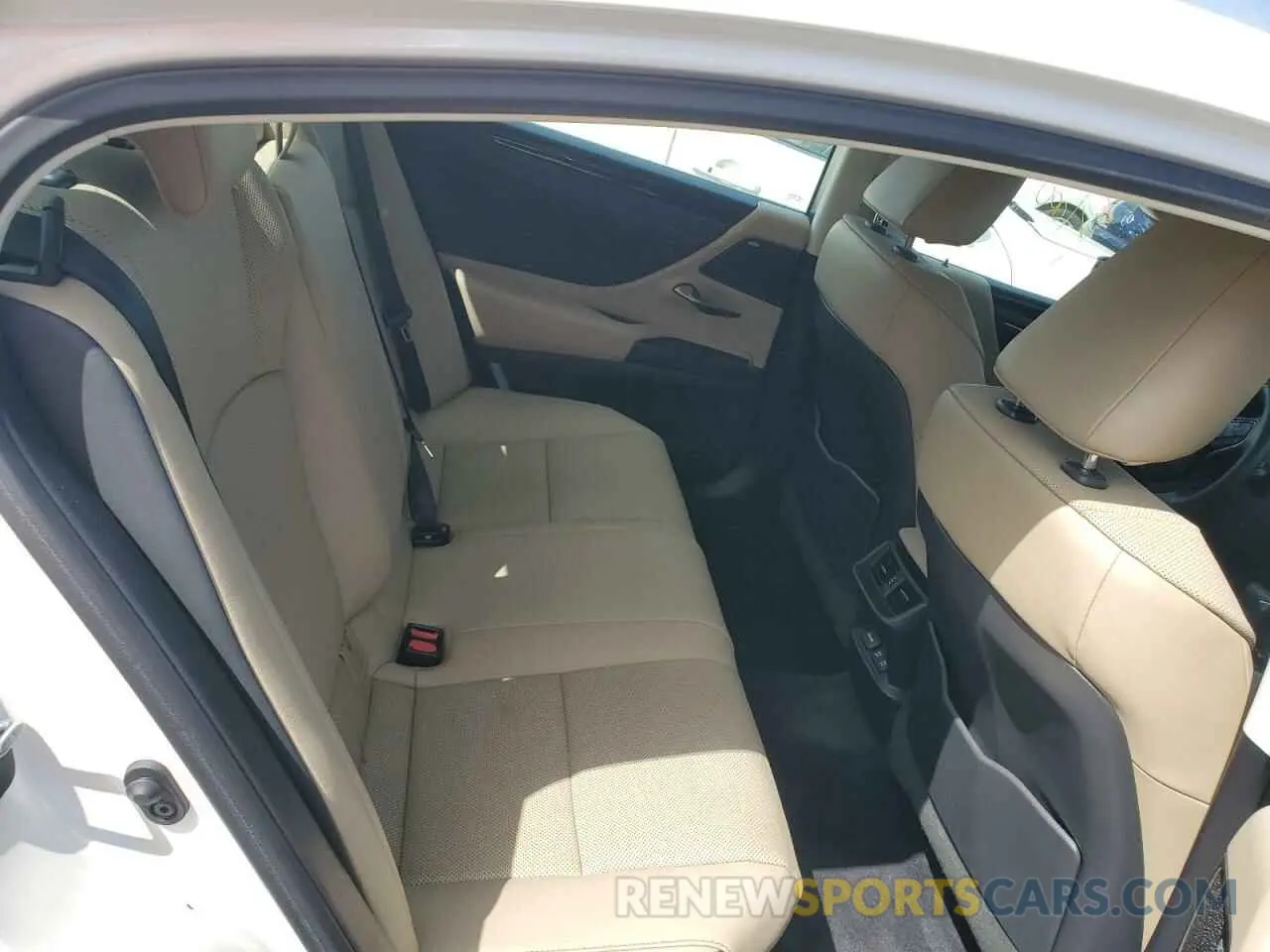 10 Photograph of a damaged car 58AD21B14LU007610 LEXUS ES300 2020