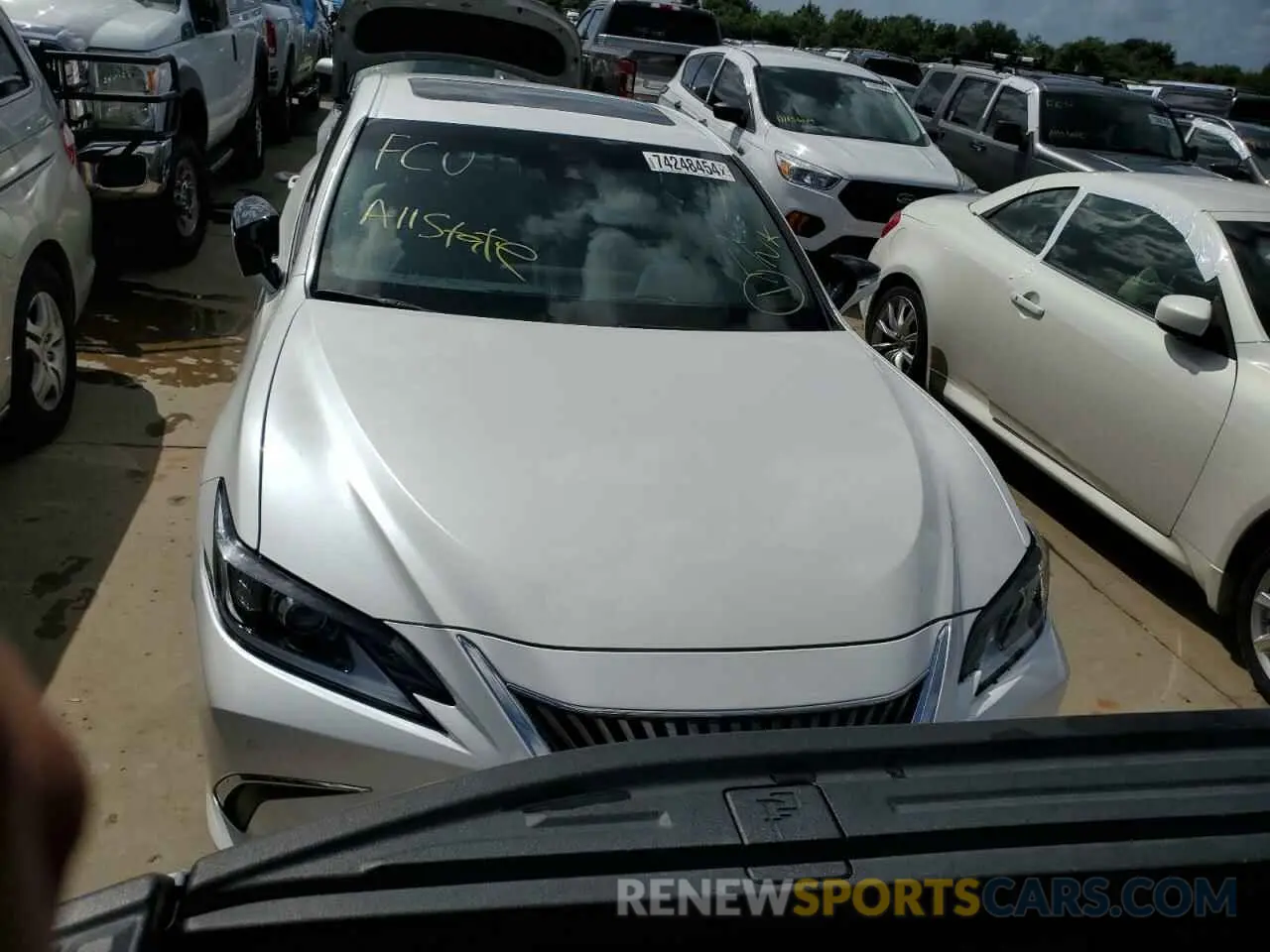 5 Photograph of a damaged car 58AD21B14LU007610 LEXUS ES300 2020