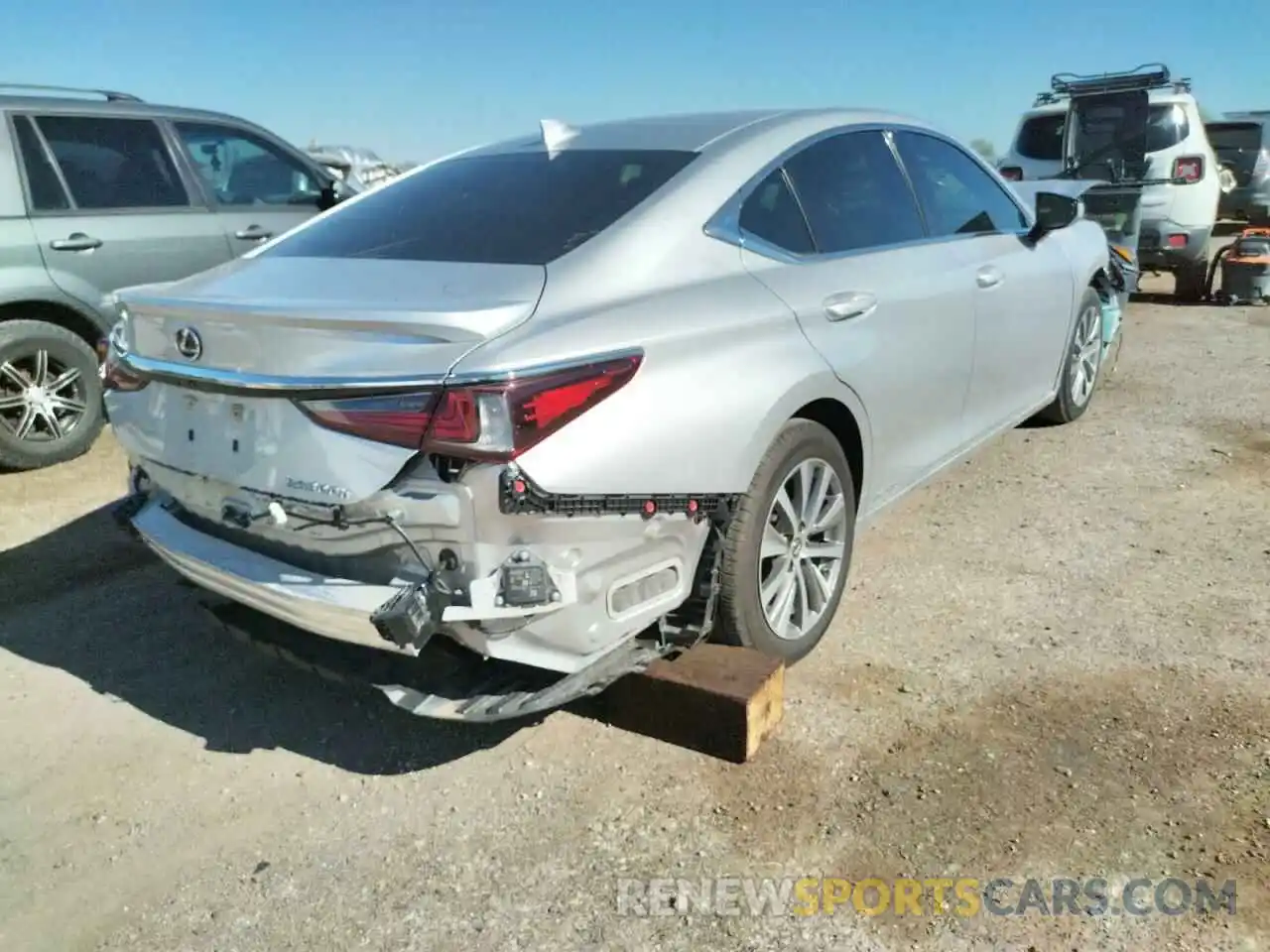 4 Photograph of a damaged car 58AD21B16LU005079 LEXUS ES300 2020