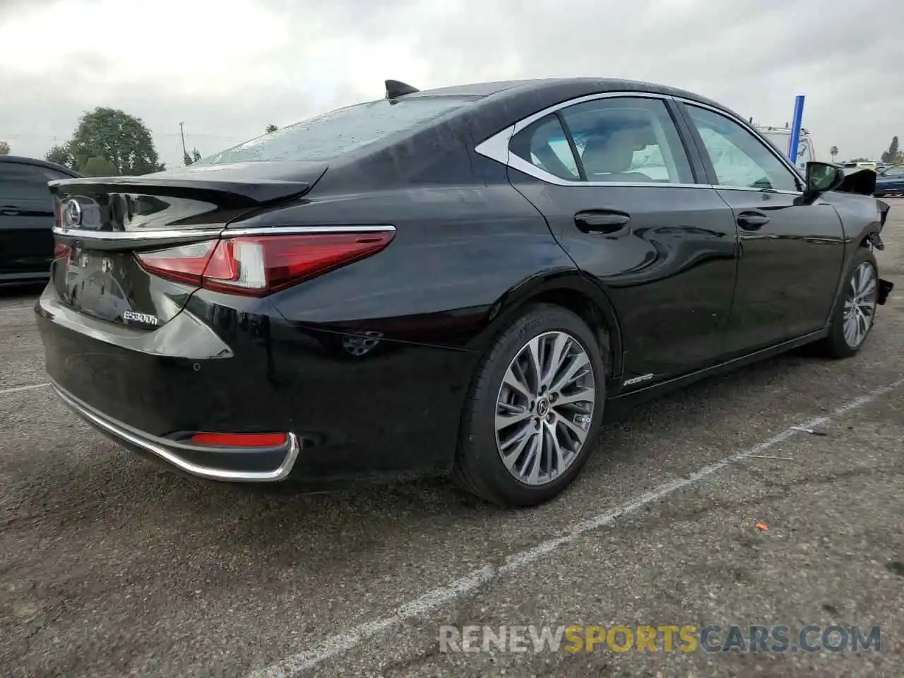 4 Photograph of a damaged car 58AD21B1XLU008907 LEXUS ES300 2020