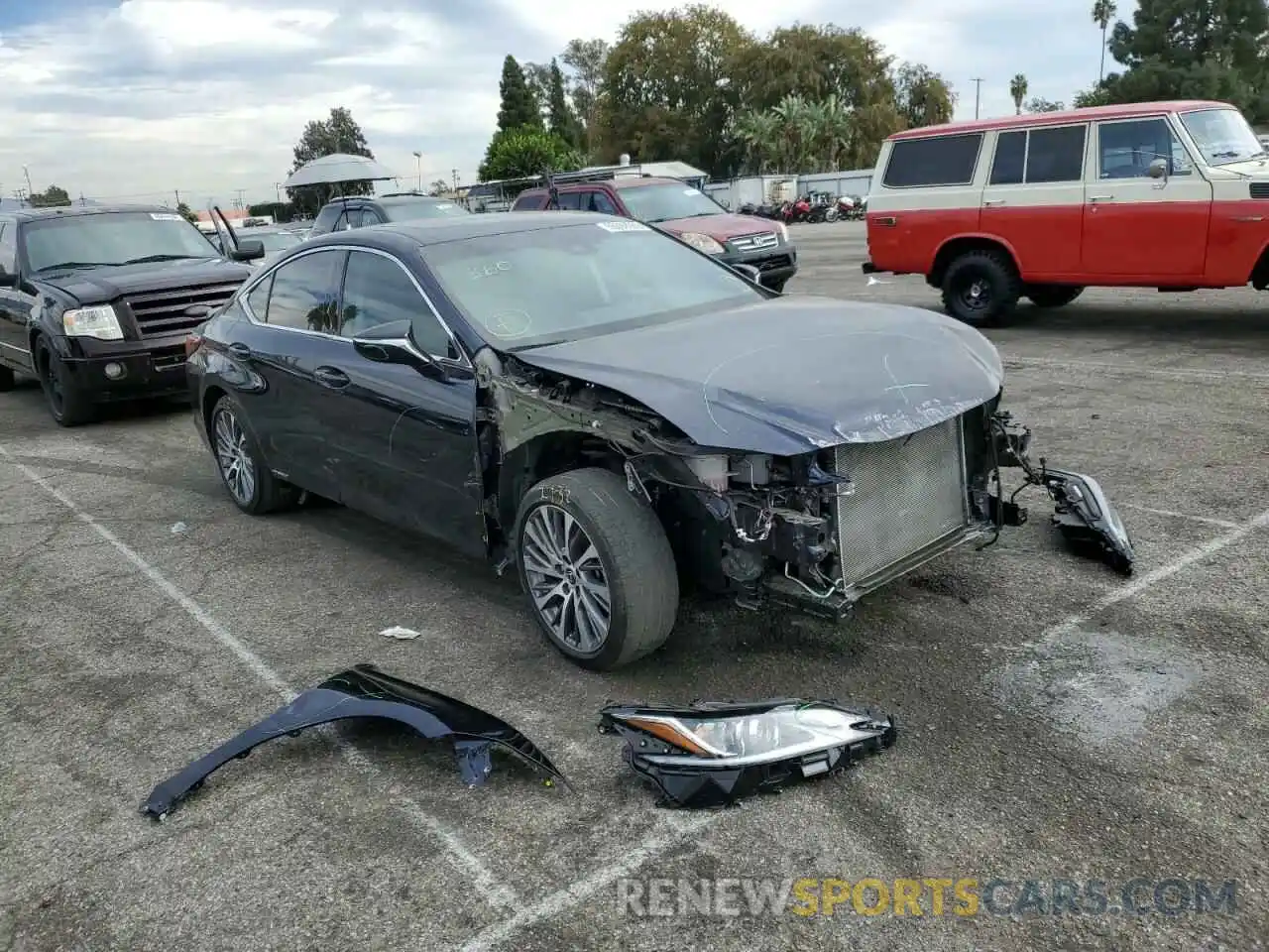 1 Photograph of a damaged car 58AD21B1XLU012150 LEXUS ES300 2020