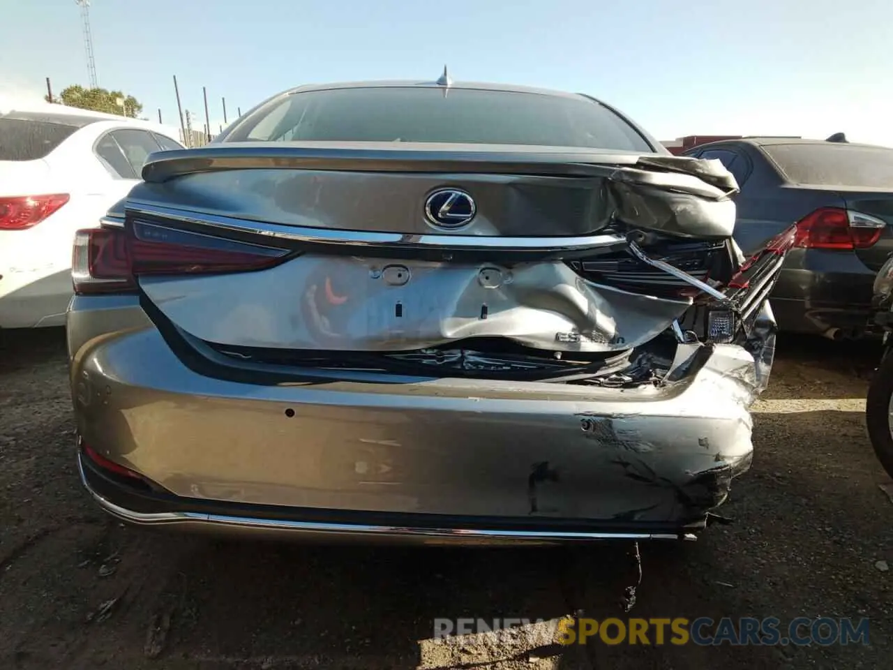 6 Photograph of a damaged car 58AE21B13LU012561 LEXUS ES300 2020