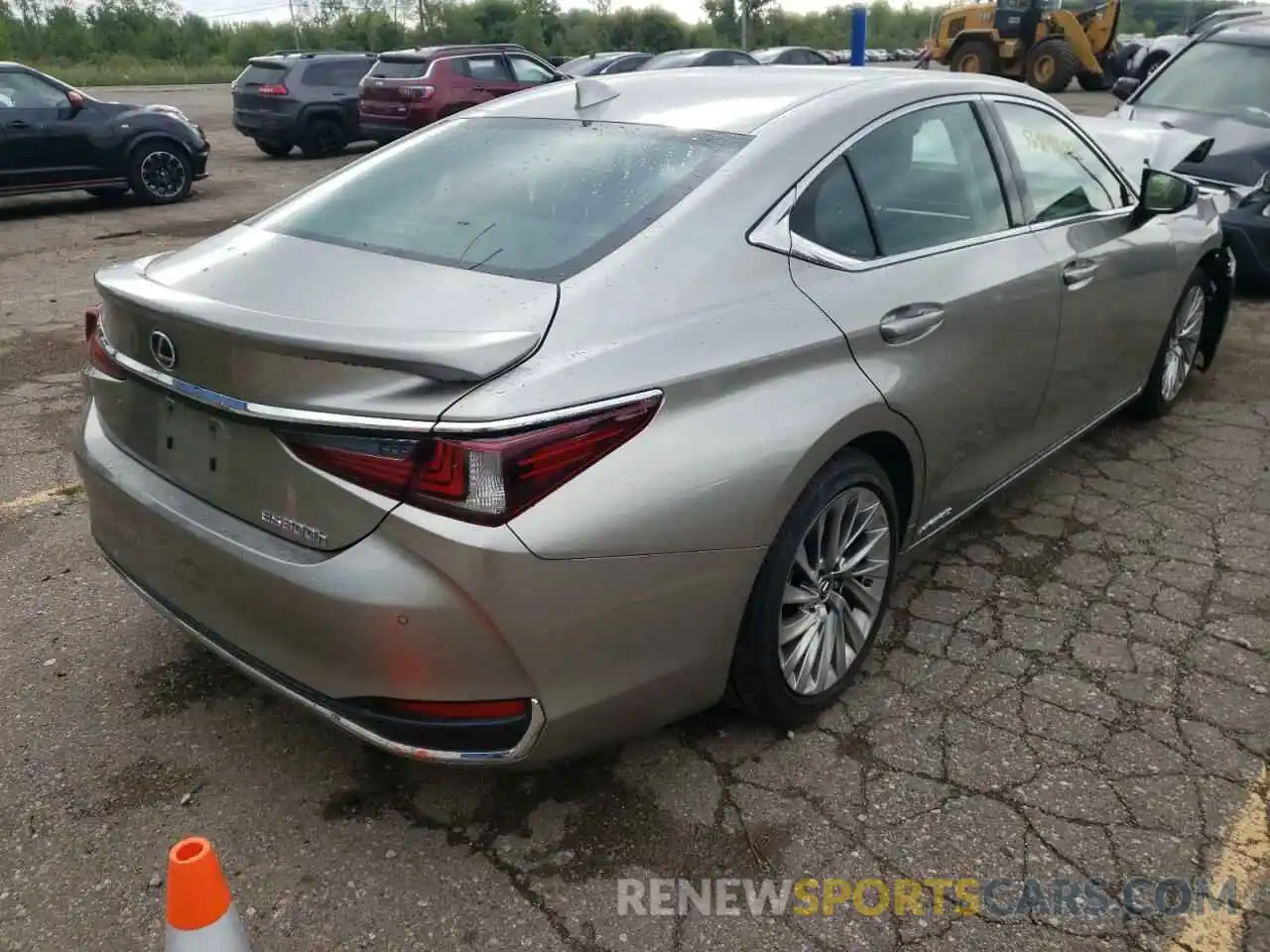 4 Photograph of a damaged car 58AE21B15LU005272 LEXUS ES300 2020