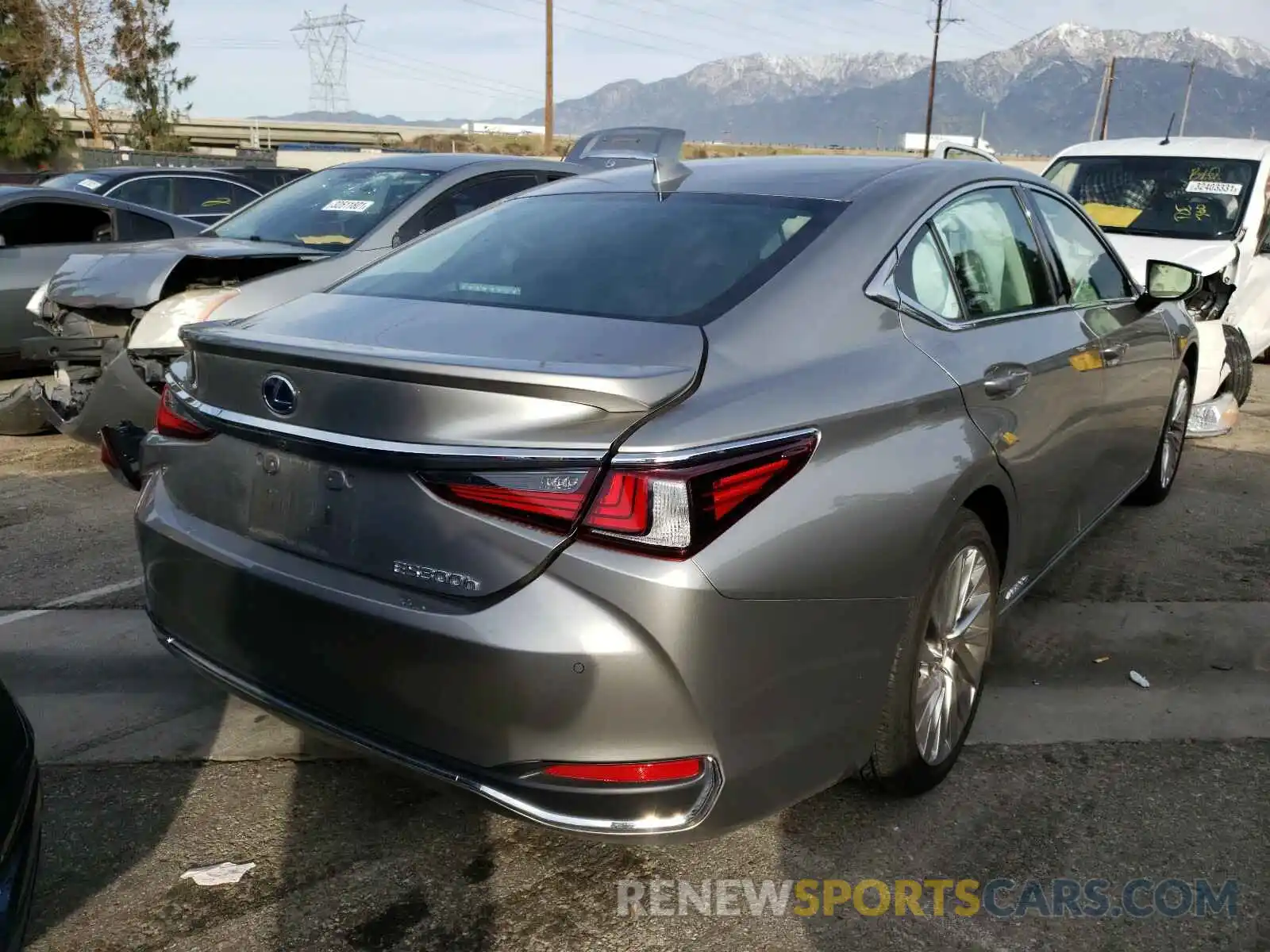 4 Photograph of a damaged car 58AE21B19LU006828 LEXUS ES300 2020