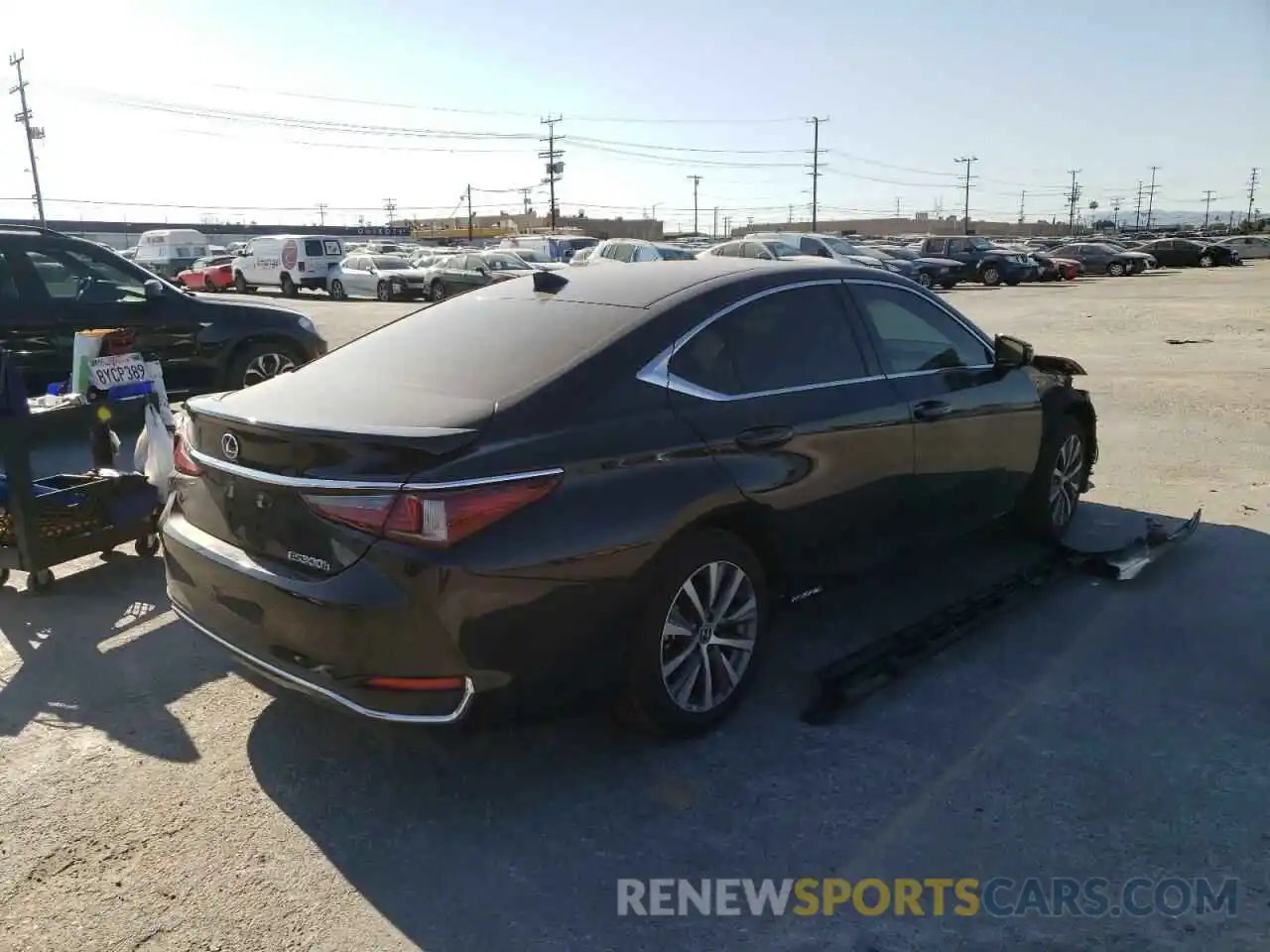 4 Photograph of a damaged car 58ACA1C15MU011017 LEXUS ES300 2021